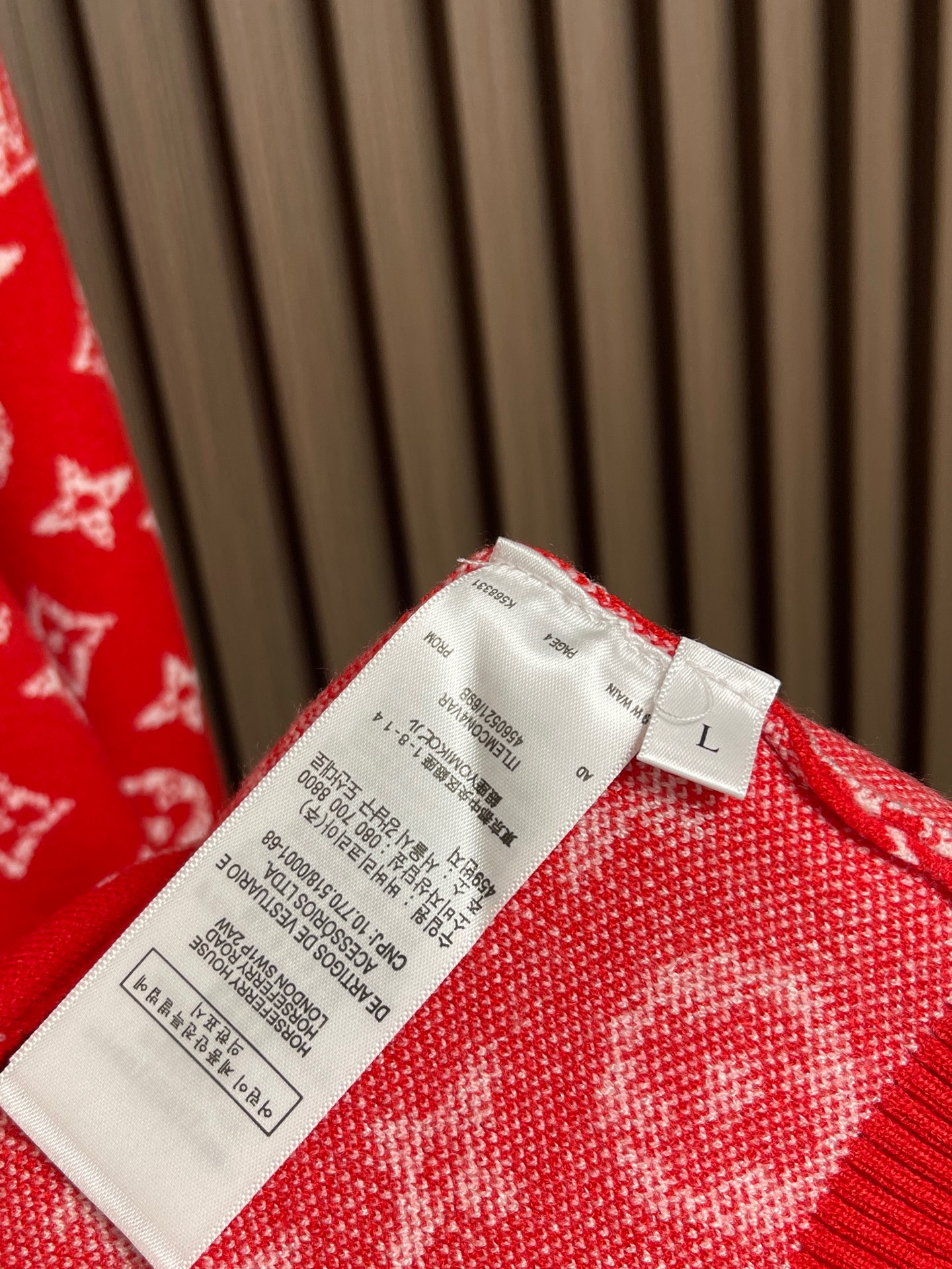 🛒🛒LV 嵌花圆领羊毛针织毛衣 该款面料采用羊毛与棉纱线织出，12针进口机高密度织法成本非常之高，每一件