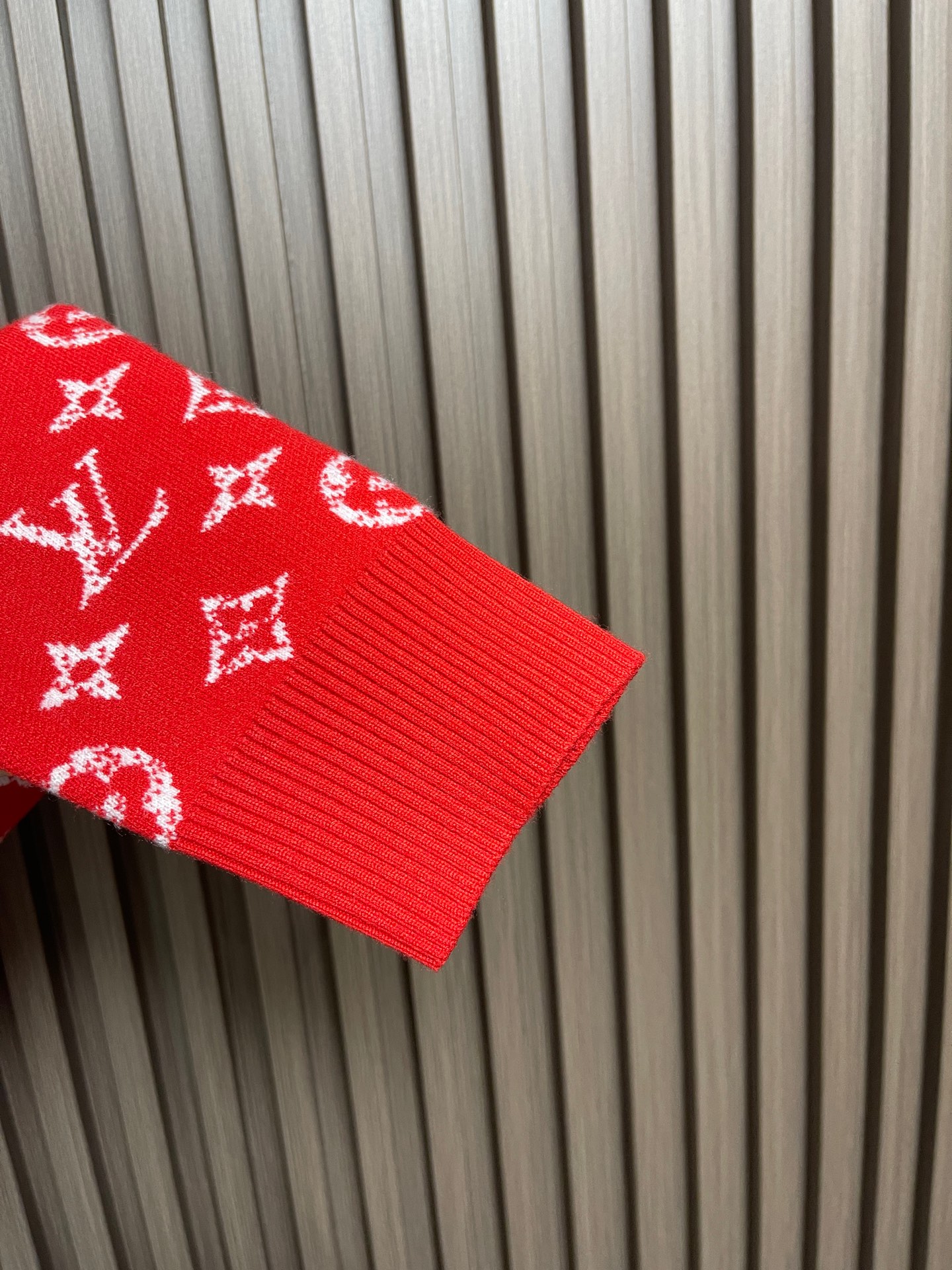 🛒🛒LV 嵌花圆领羊毛针织毛衣 该款面料采用羊毛与棉纱线织出，12针进口机高密度织法成本非常之高，每一件