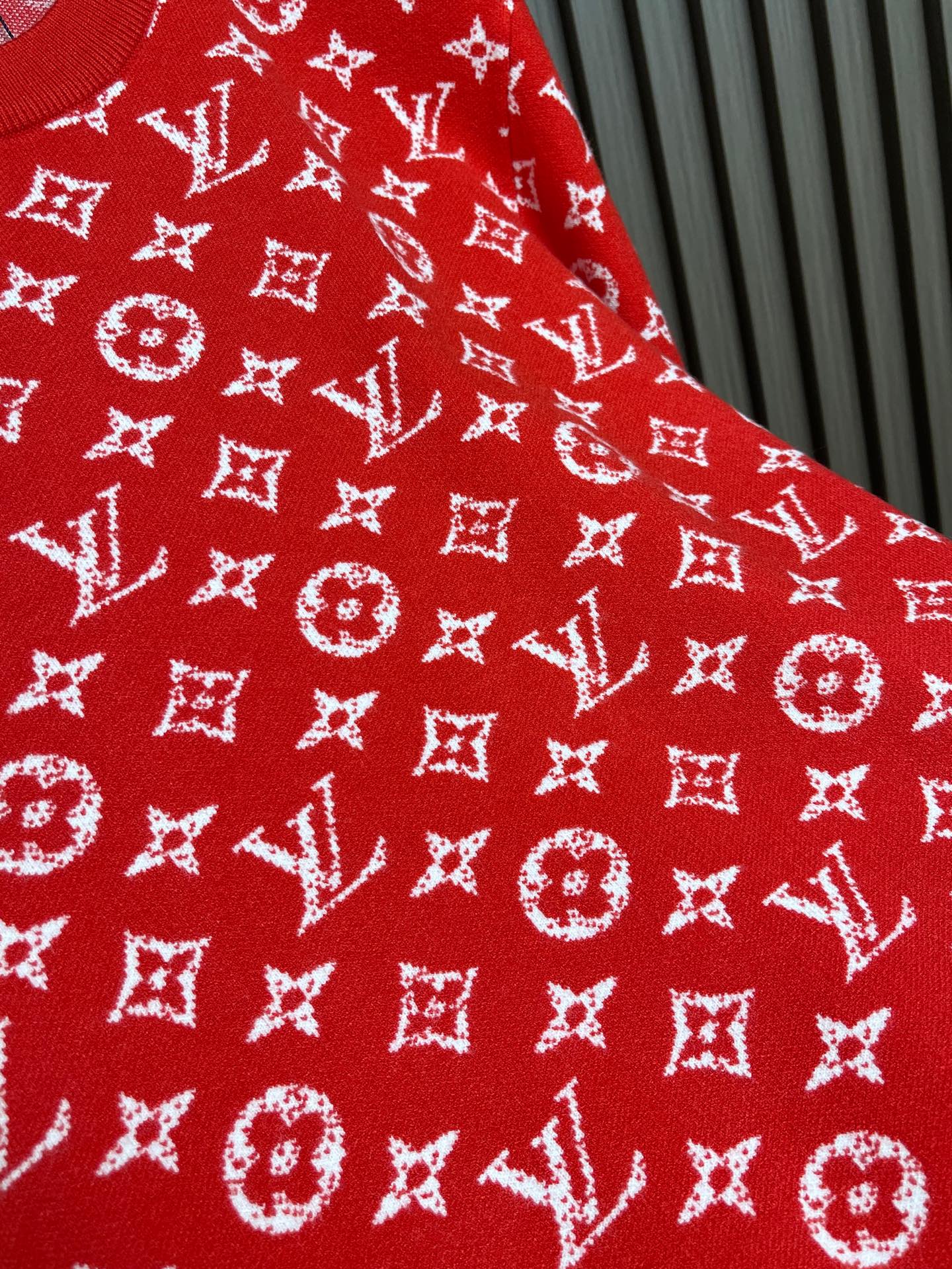 🛒🛒LV 嵌花圆领羊毛针织毛衣 该款面料采用羊毛与棉纱线织出，12针进口机高密度织法成本非常之高，每一件