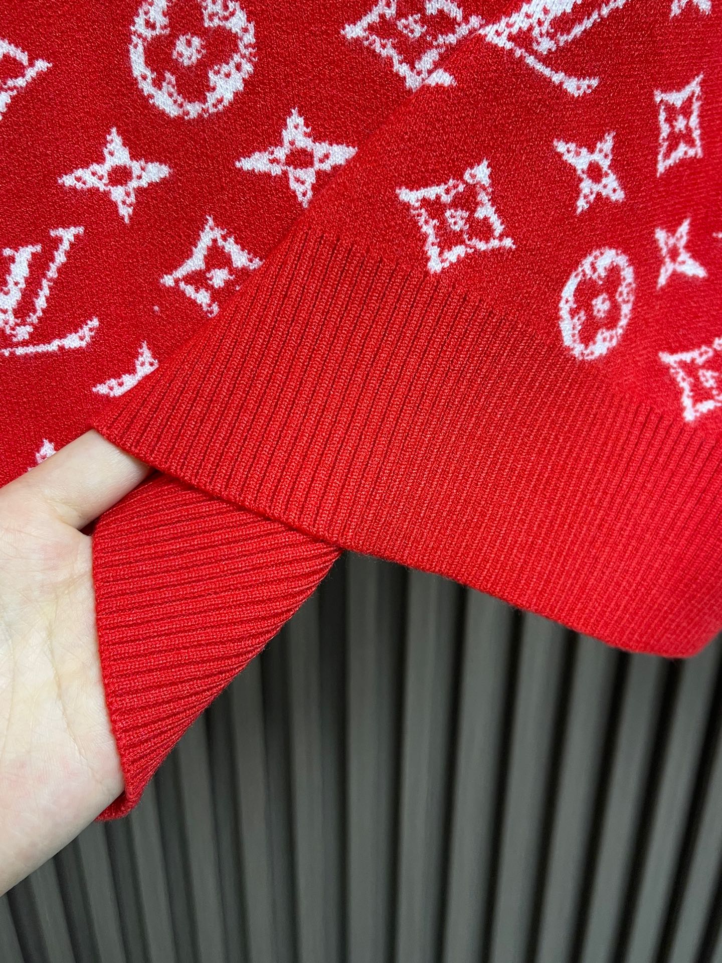 🛒🛒LV 嵌花圆领羊毛针织毛衣 该款面料采用羊毛与棉纱线织出，12针进口机高密度织法成本非常之高，每一件