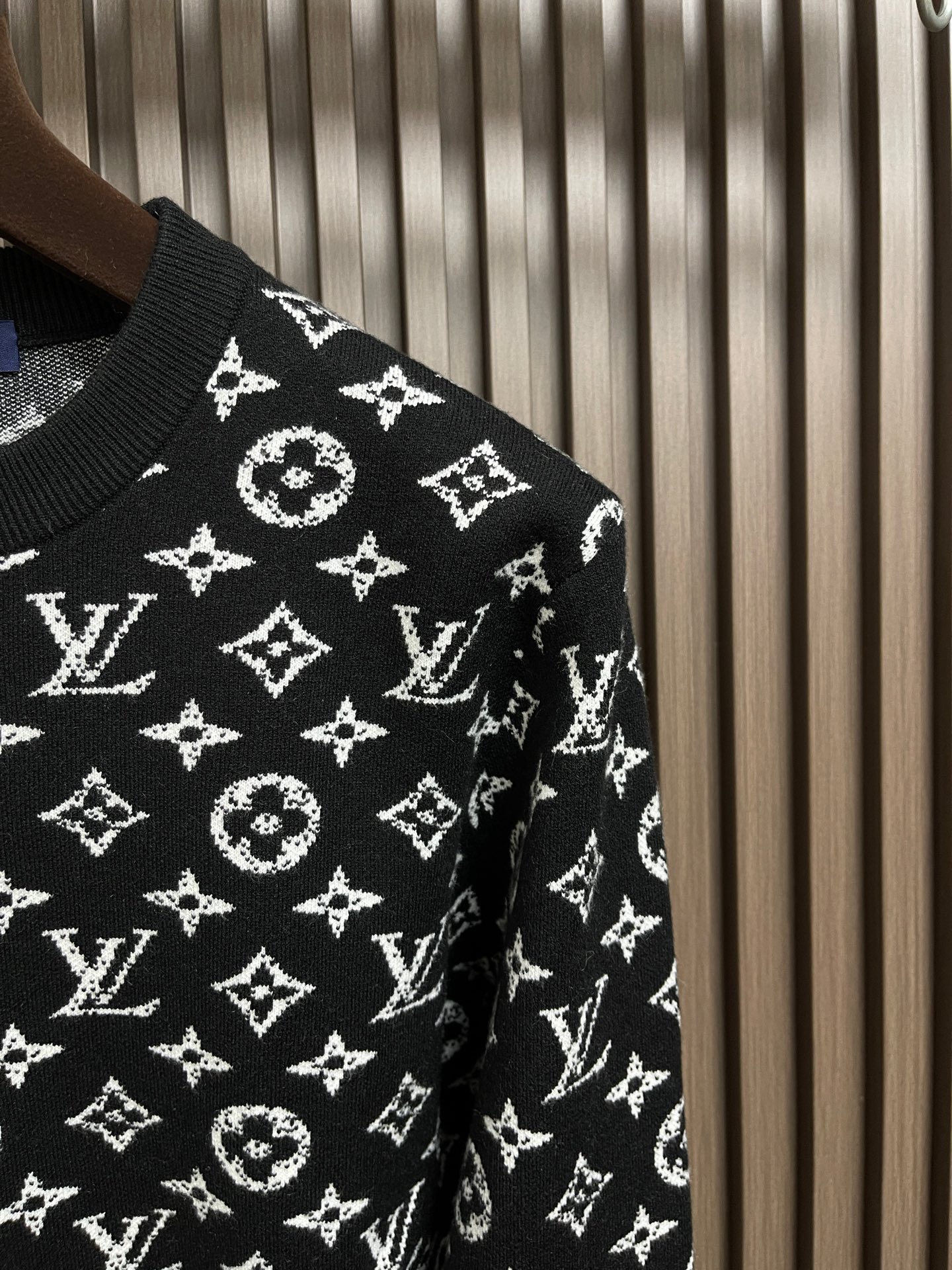 🛒🛒LV 嵌花圆领羊毛针织毛衣 该款面料采用羊毛与棉纱线织出，12针进口机高密度织法成本非常之高，每一件