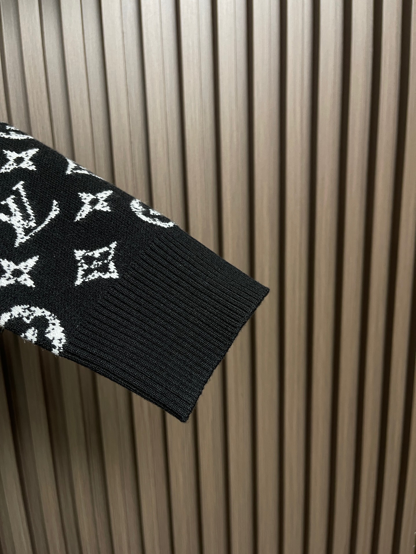 🛒🛒LV 嵌花圆领羊毛针织毛衣 该款面料采用羊毛与棉纱线织出，12针进口机高密度织法成本非常之高，每一件