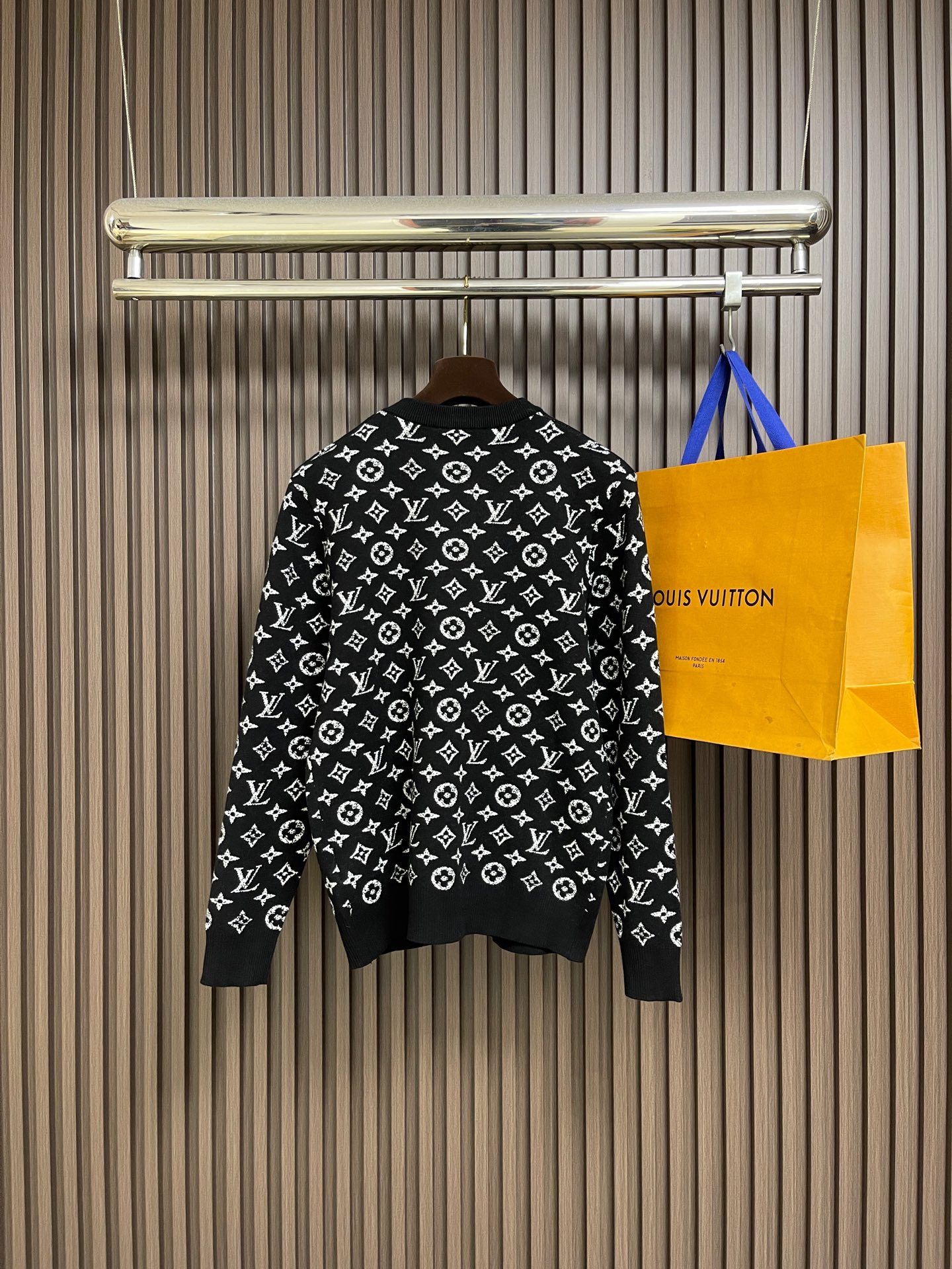 🛒🛒LV 嵌花圆领羊毛针织毛衣 该款面料采用羊毛与棉纱线织出，12针进口机高密度织法成本非常之高，每一件