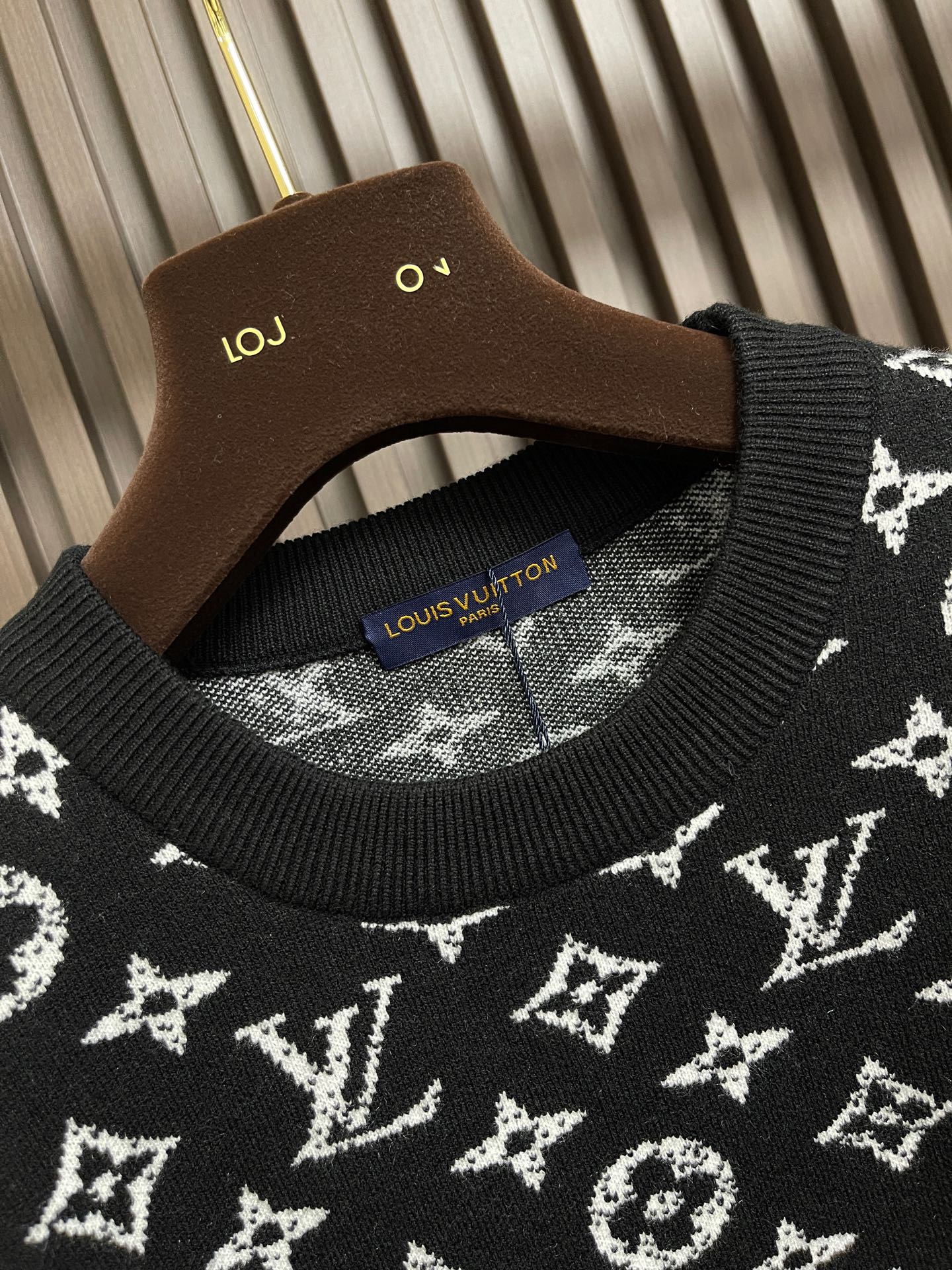 🛒🛒LV 嵌花圆领羊毛针织毛衣 该款面料采用羊毛与棉纱线织出，12针进口机高密度织法成本非常之高，每一件