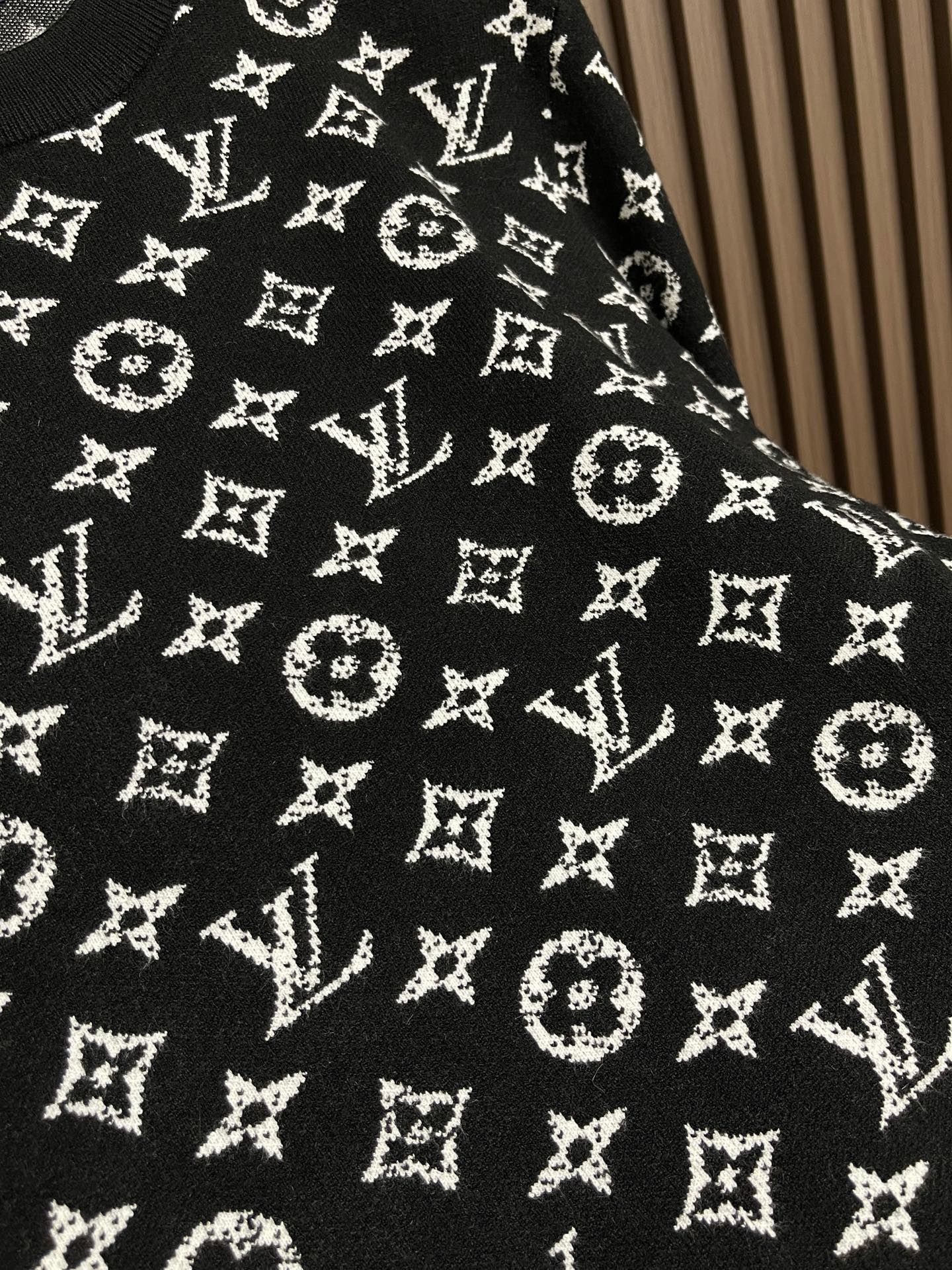 🛒🛒LV 嵌花圆领羊毛针织毛衣 该款面料采用羊毛与棉纱线织出，12针进口机高密度织法成本非常之高，每一件