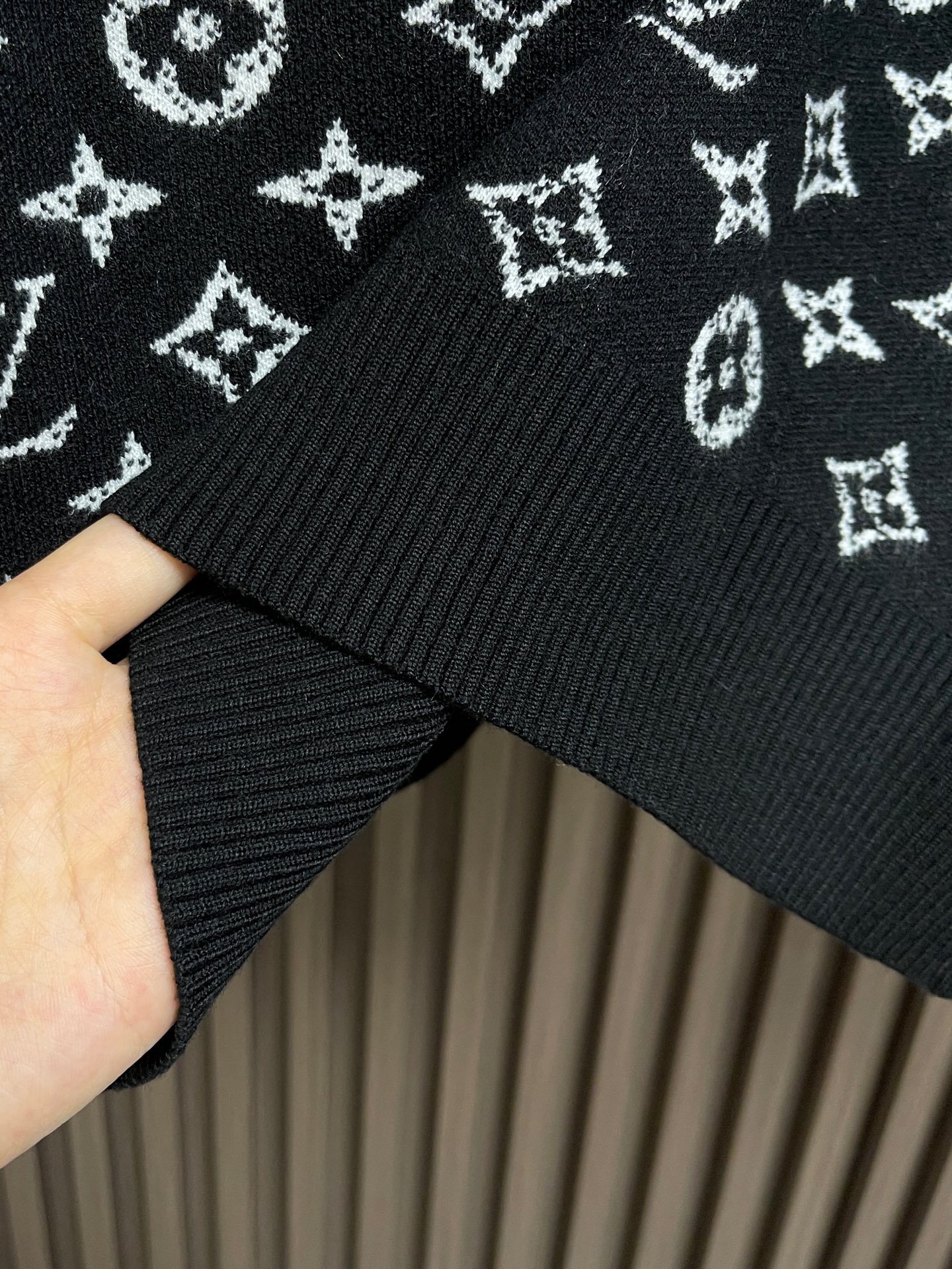 🛒🛒LV 嵌花圆领羊毛针织毛衣 该款面料采用羊毛与棉纱线织出，12针进口机高密度织法成本非常之高，每一件