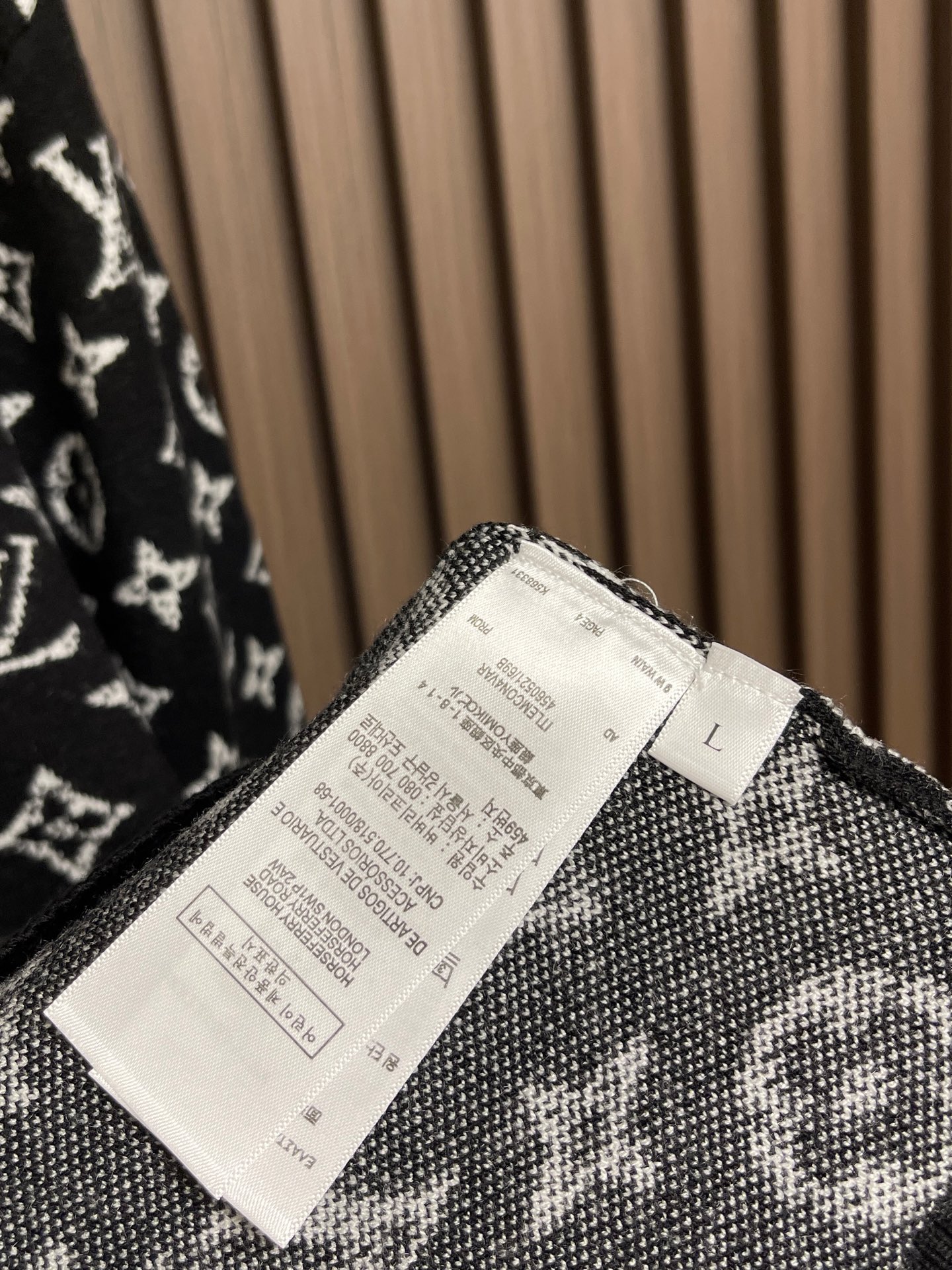 🛒🛒LV 嵌花圆领羊毛针织毛衣 该款面料采用羊毛与棉纱线织出，12针进口机高密度织法成本非常之高，每一件