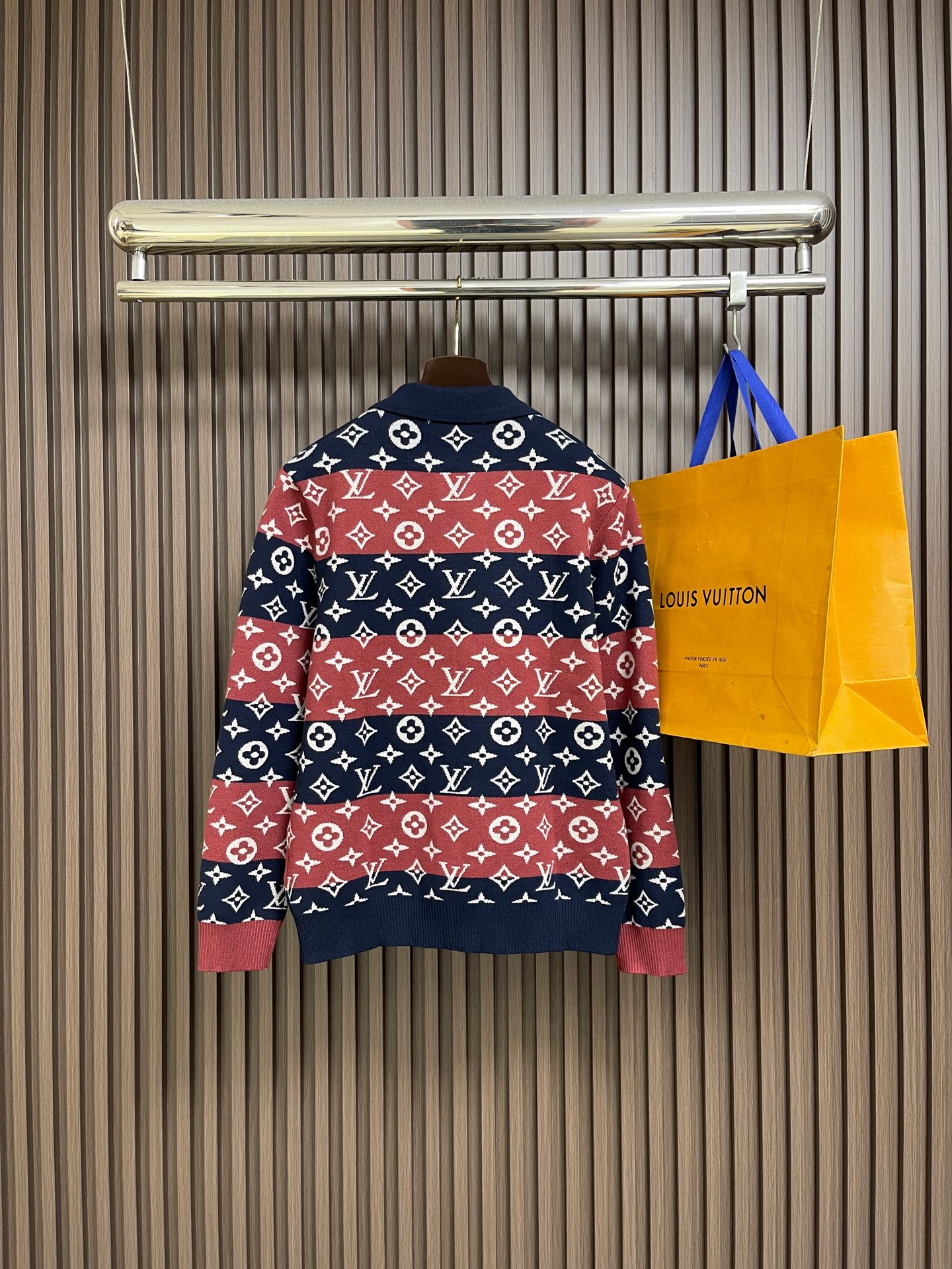 🛒🛒LV 2025SS早秋新品男女同款经典标识提花logo条纹撞色时尚百搭针织毛衣开衫，logo采撞色提