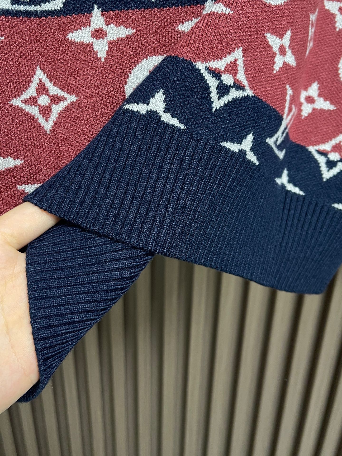 🛒🛒LV 2025SS早秋新品男女同款经典标识提花logo条纹撞色时尚百搭针织毛衣开衫，logo采撞色提