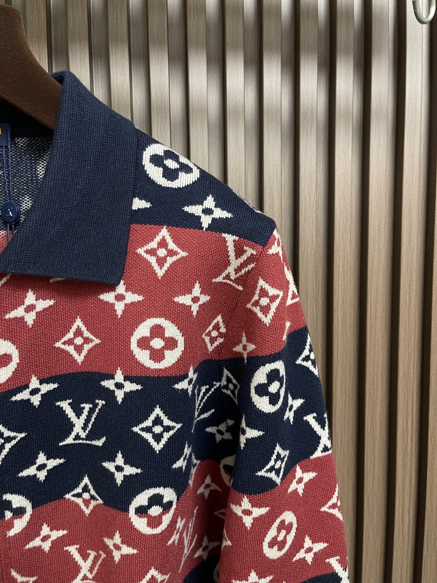 🛒🛒LV 2025SS早秋新品男女同款经典标识提花logo条纹撞色时尚百搭针织毛衣开衫，logo采撞色提