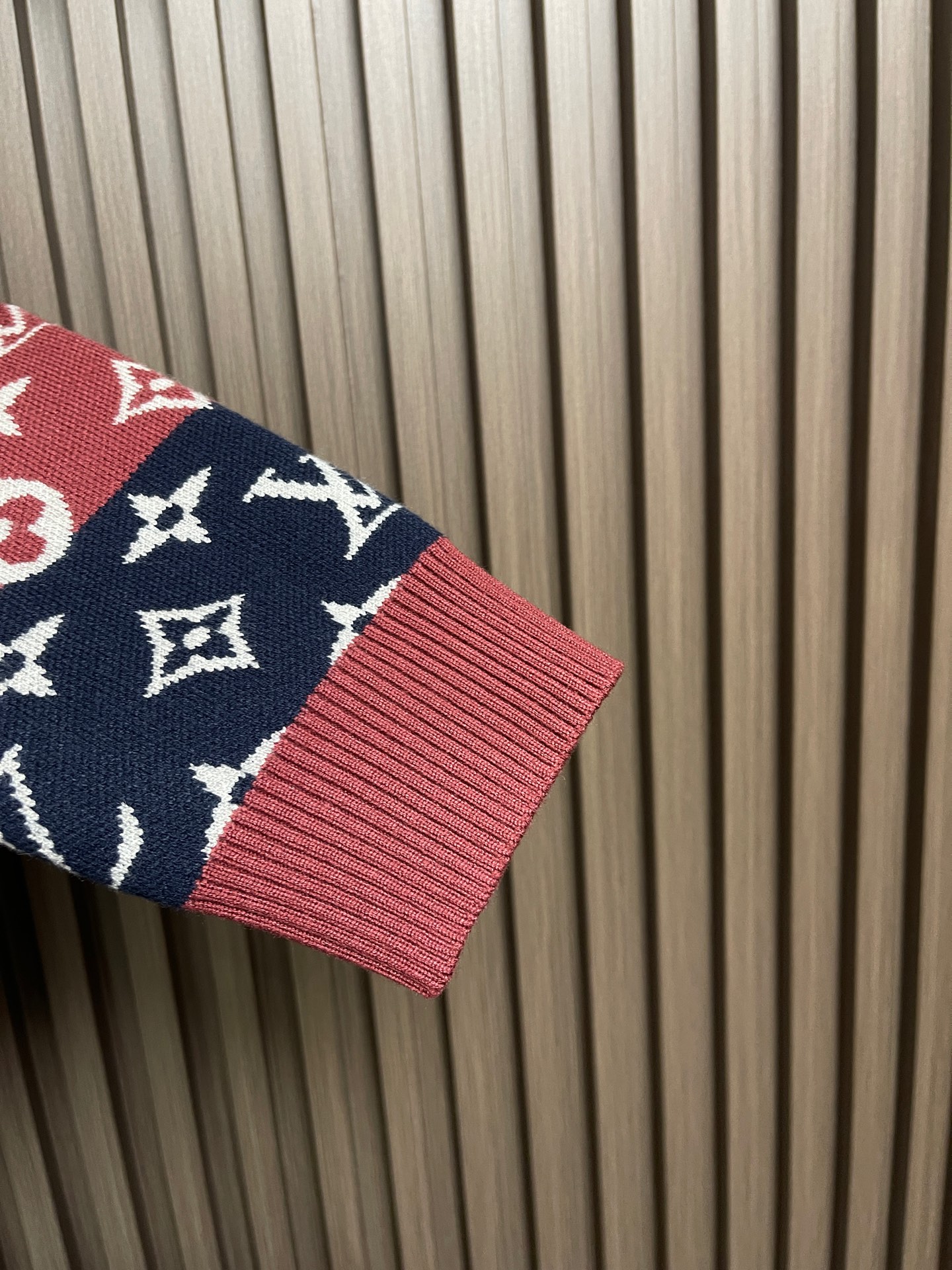 🛒🛒LV 2025SS早秋新品男女同款经典标识提花logo条纹撞色时尚百搭针织毛衣开衫，logo采撞色提