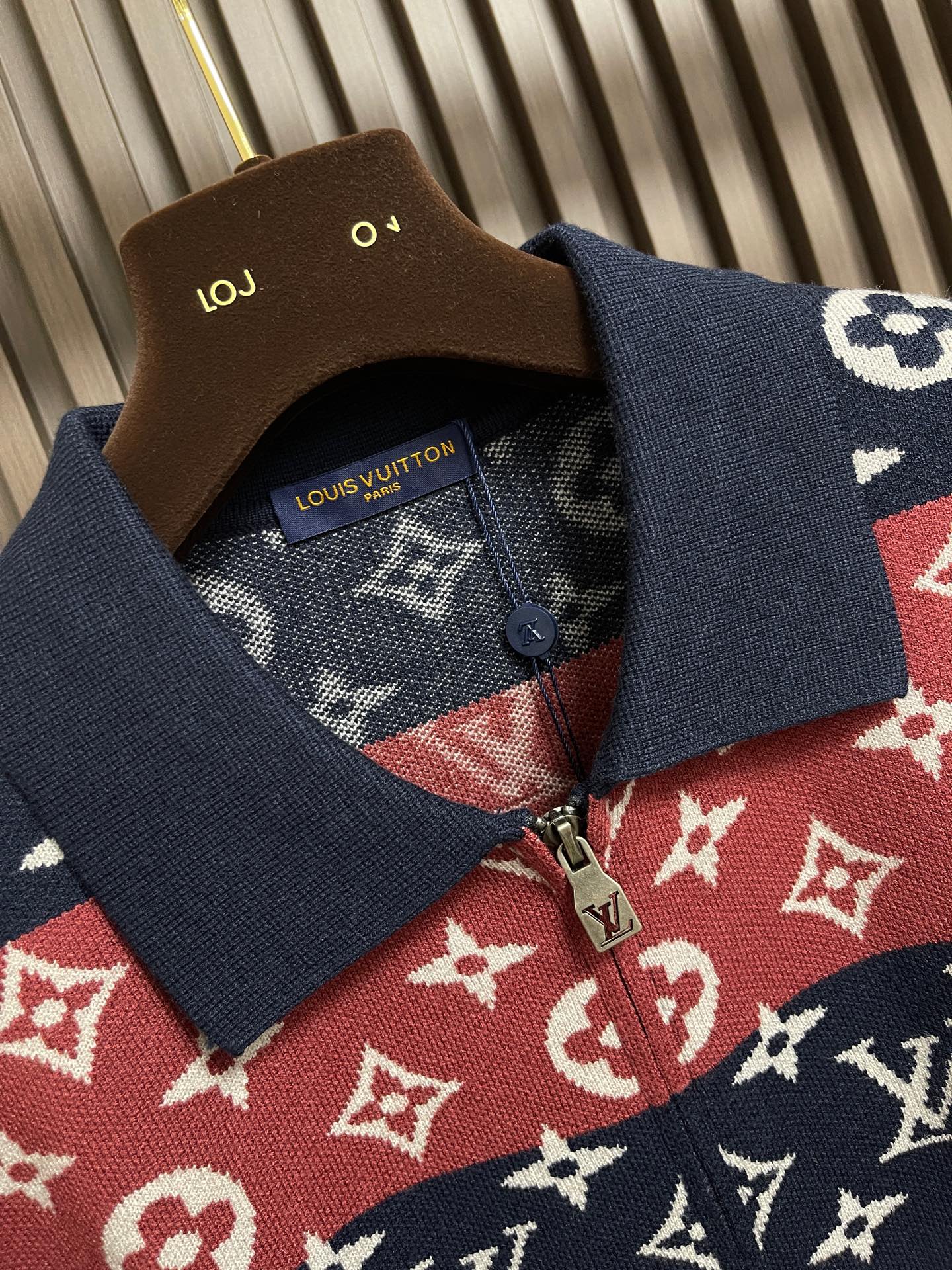 🛒🛒LV 2025SS早秋新品男女同款经典标识提花logo条纹撞色时尚百搭针织毛衣开衫，logo采撞色提