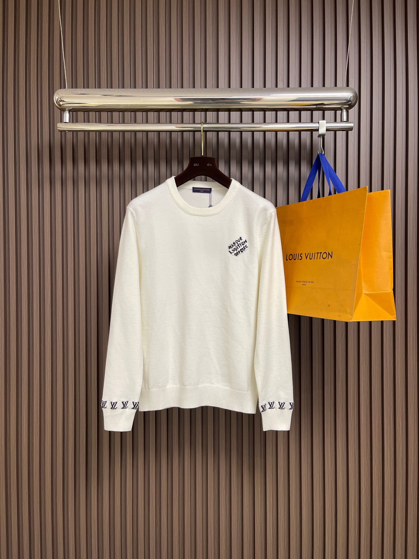 NO:691530,LV 2025ss new logo jacquard crew neck knitted sweater. This comfortable crew neck sweater is knitted with thick sheep wool blended yarn and is extra soft to the touch. The contrasting LV logo is directly integrated into the knitted fabric, and the classic configuration can be easily matched with daily looks. Sizes M-3XL,, louis vuitton, sweaters,19860909LV 2025ss新款标识提花圆领针织毛衣,这款舒适圆领衫采用厚实绵羊毛混纺纱线织就,触感格外柔软.撞色 LV 标识直接融入针织面料中,经典构型可轻松搭配日常造型.尺码M-3XL,,louis vuitton,sweaters,,Men's clothing