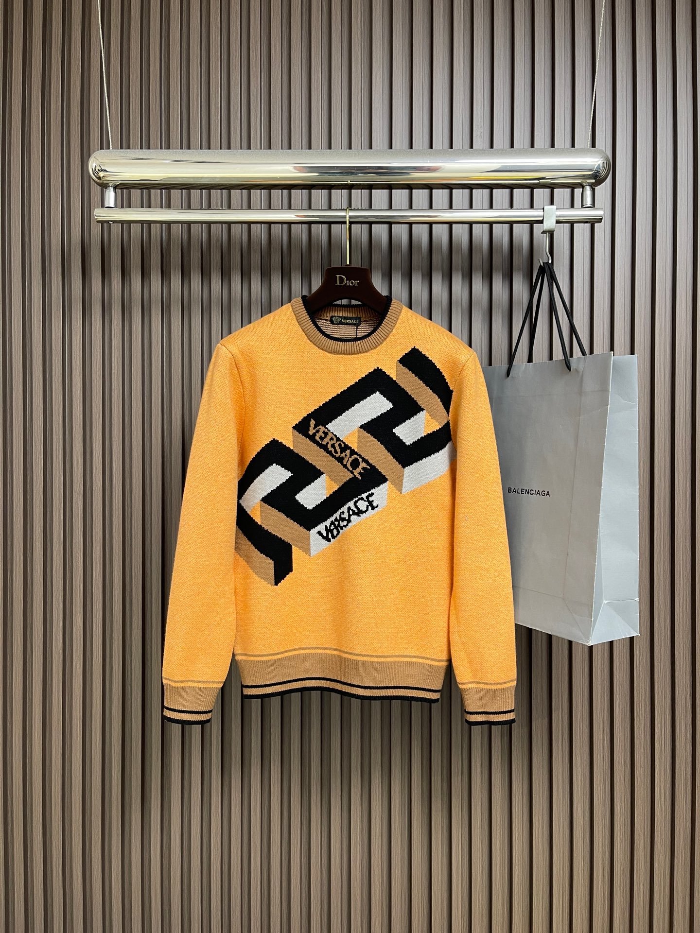 NO:690675,Versace autumn and winter men's round neck knitted sweater, very amazing, customer-supplied wool fabric has excellent breathability and warmth, even when worn close to the body, there will be no pricking feeling, the comfort level is definitely beyond your imagination, size M-3XL M size shoulder width 42 chest 98 length 64 L size shoulder width 44 chest size 103 length 66  Shoulder width 48, bust 110, length 70 XXXL, shoulder width 50, bust 114, length 72,,versace,versace,sweaters,19860909versace范思哲 秋冬男士圆领针织毛衣,十分惊艳,客供羊毛面料 拥有优越的透气性与保暖性,即便是贴身穿着也不会有扎刺感可言,舒适程度绝对超乎你的想象,尺码M-3XL M码 肩宽42 胸围98 衣长64 L码 肩宽44 胸围103衣长66 XL码肩宽46 胸围107衣长68 XXL码 肩宽48 胸围110 衣长70 XXXL码 肩宽50 胸围114 衣长72,,versace,versace,sweaters,,Men's clothing