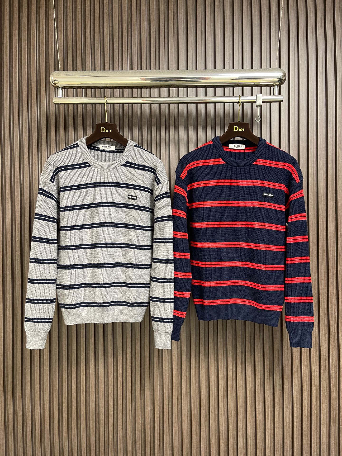 🛒🛒miumiu 2025SS秋冬新款条纹针织圆领毛衣，条纹搭配胸前logo图案非常抢眼，增加细节感。定