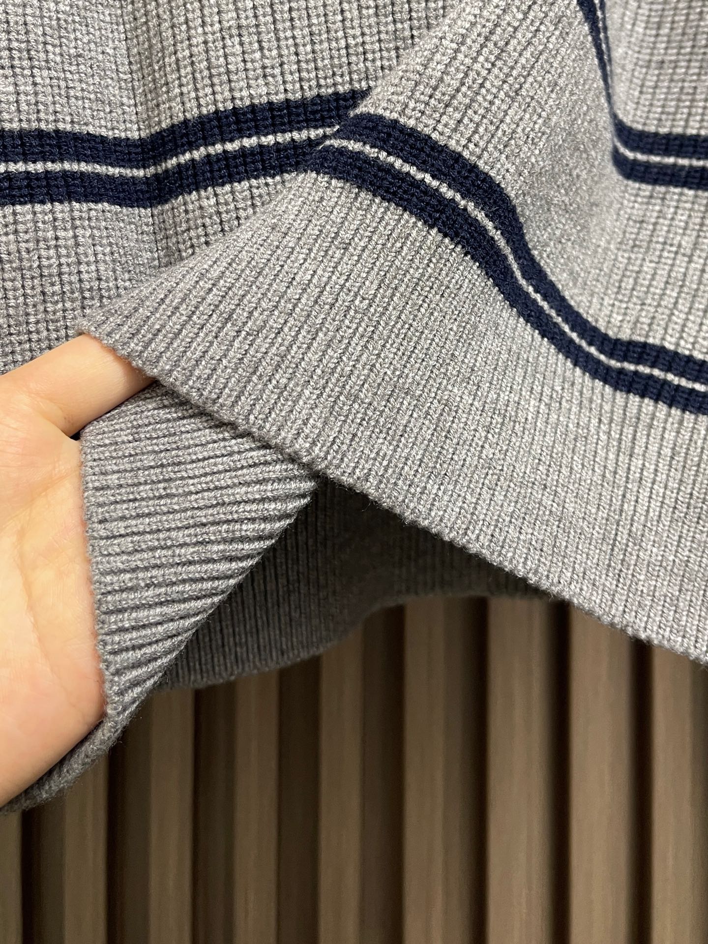 🛒🛒miumiu 2025SS秋冬新款条纹针织圆领毛衣，条纹搭配胸前logo图案非常抢眼，增加细节感。定