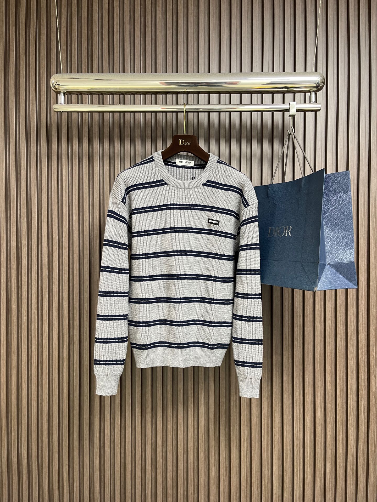 🛒🛒miumiu 2025SS秋冬新款条纹针织圆领毛衣，条纹搭配胸前logo图案非常抢眼，增加细节感。定