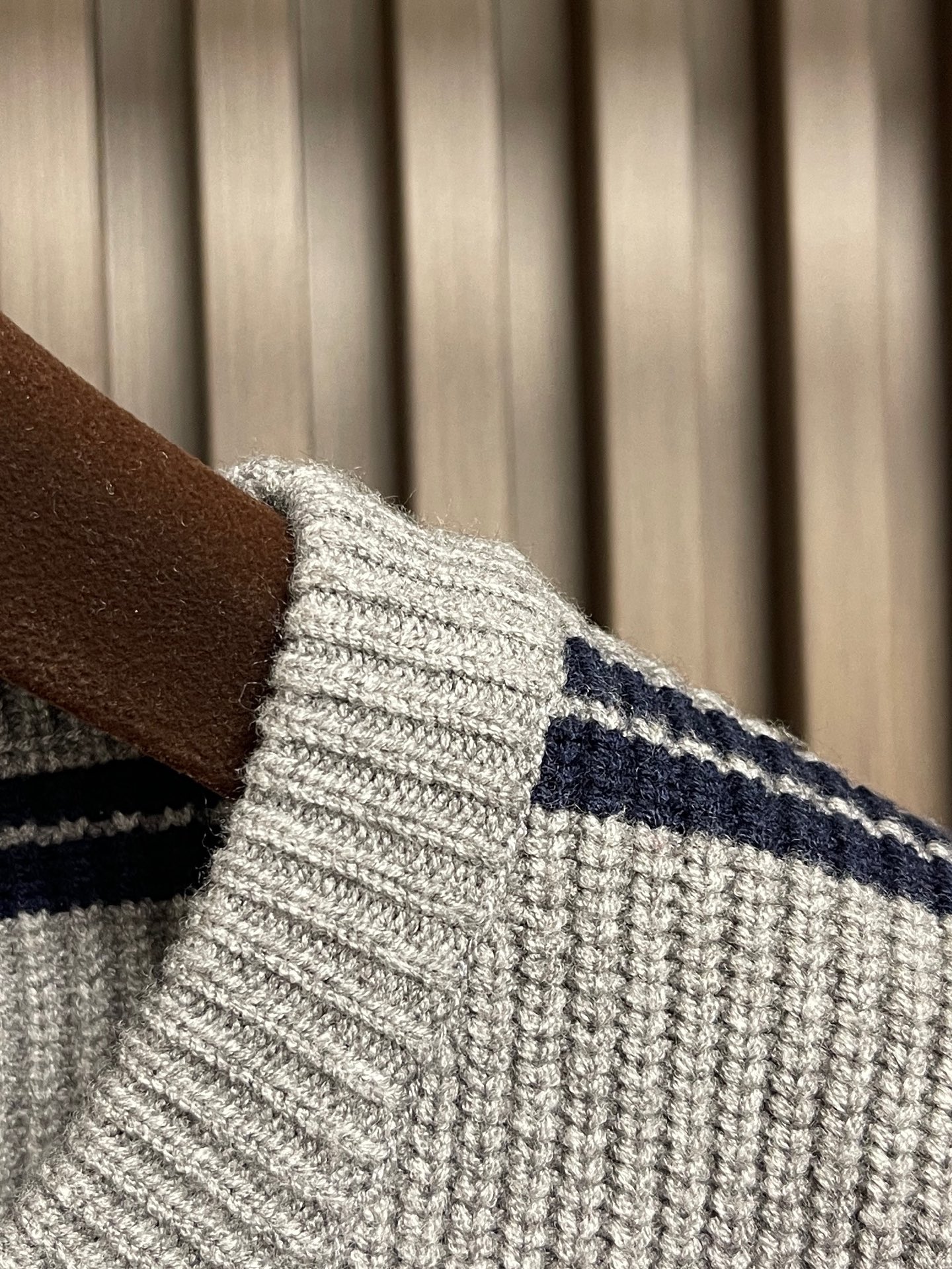 🛒🛒miumiu 2025SS秋冬新款条纹针织圆领毛衣，条纹搭配胸前logo图案非常抢眼，增加细节感。定