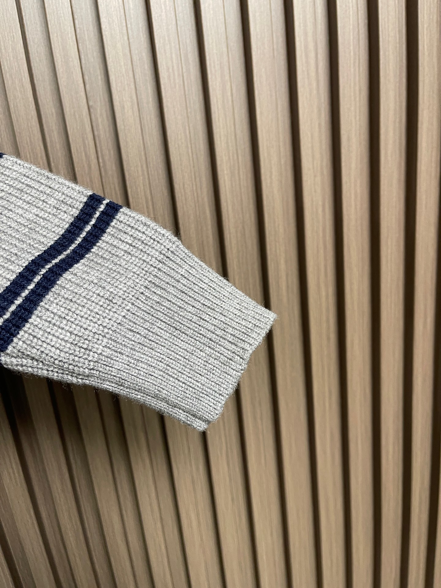 🛒🛒miumiu 2025SS秋冬新款条纹针织圆领毛衣，条纹搭配胸前logo图案非常抢眼，增加细节感。定