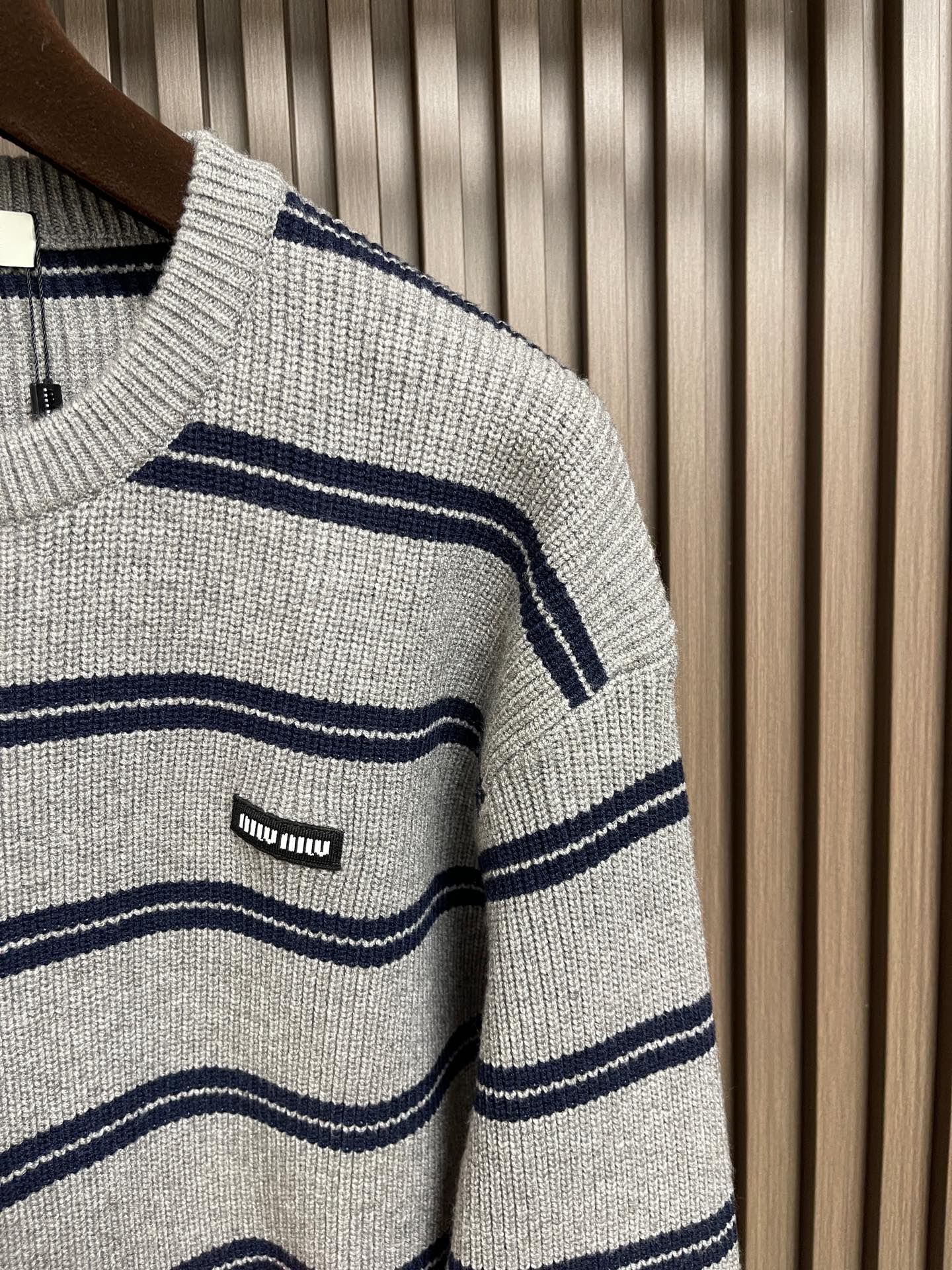 🛒🛒miumiu 2025SS秋冬新款条纹针织圆领毛衣，条纹搭配胸前logo图案非常抢眼，增加细节感。定