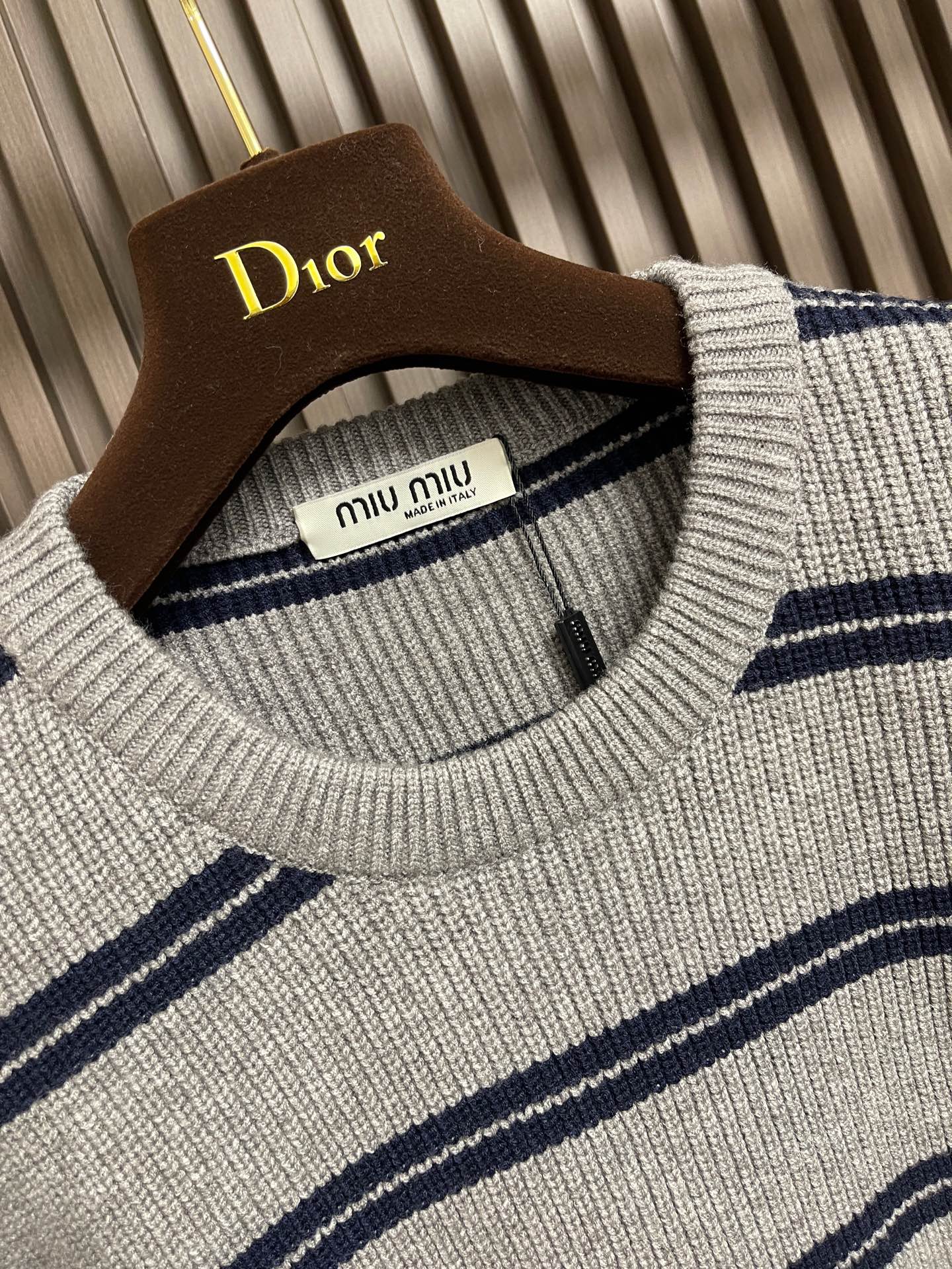 🛒🛒miumiu 2025SS秋冬新款条纹针织圆领毛衣，条纹搭配胸前logo图案非常抢眼，增加细节感。定