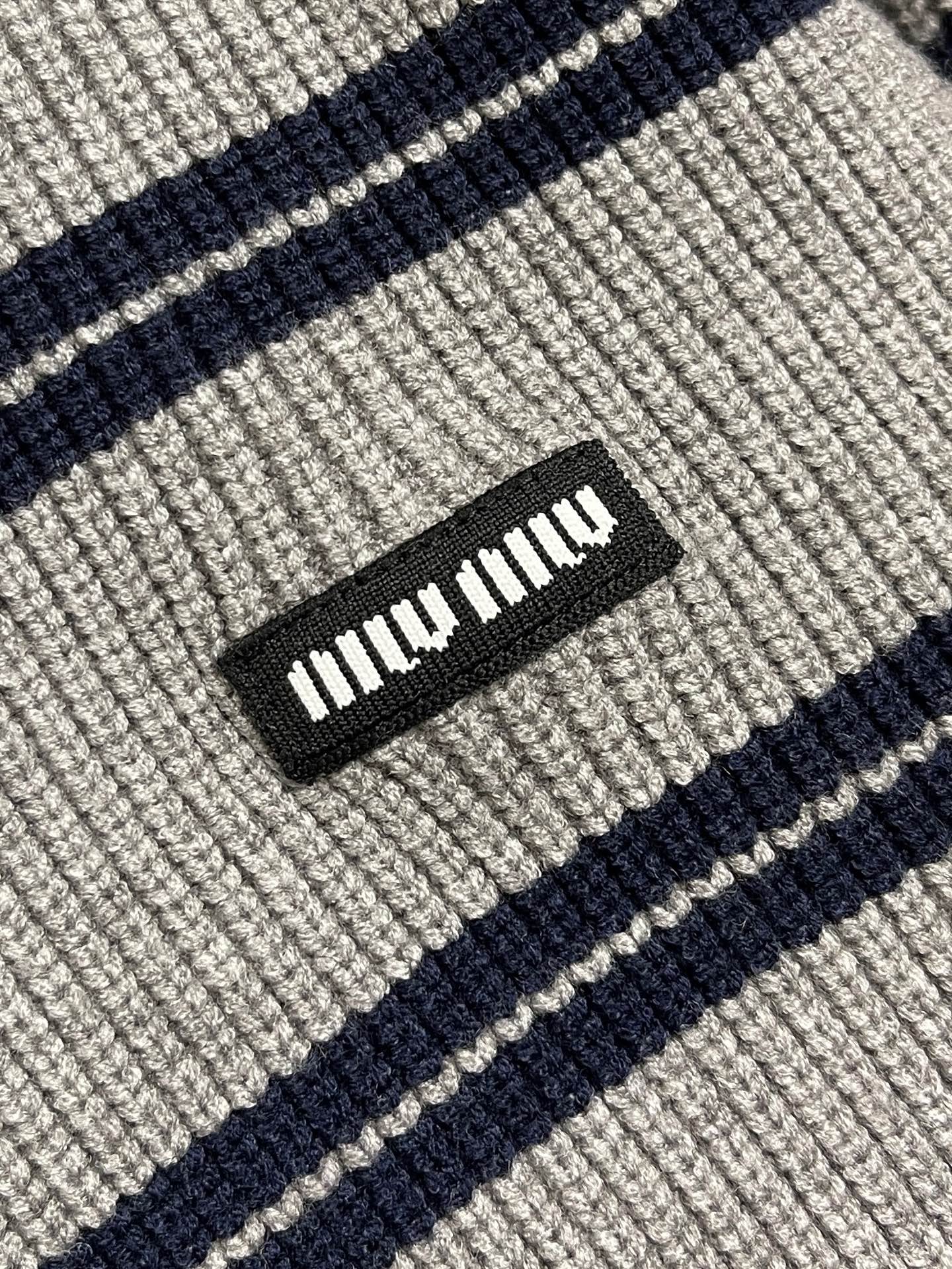 🛒🛒miumiu 2025SS秋冬新款条纹针织圆领毛衣，条纹搭配胸前logo图案非常抢眼，增加细节感。定