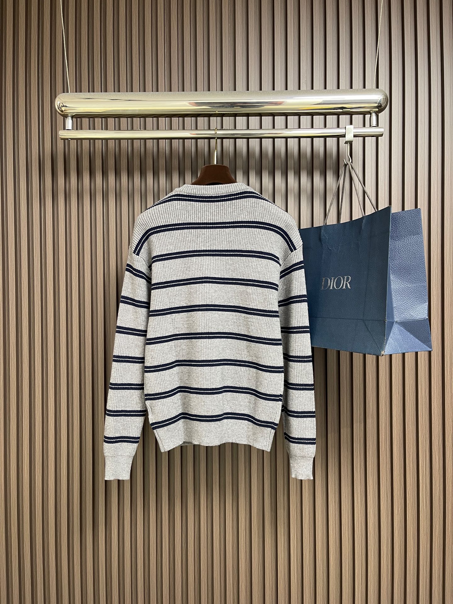 🛒🛒miumiu 2025SS秋冬新款条纹针织圆领毛衣，条纹搭配胸前logo图案非常抢眼，增加细节感。定