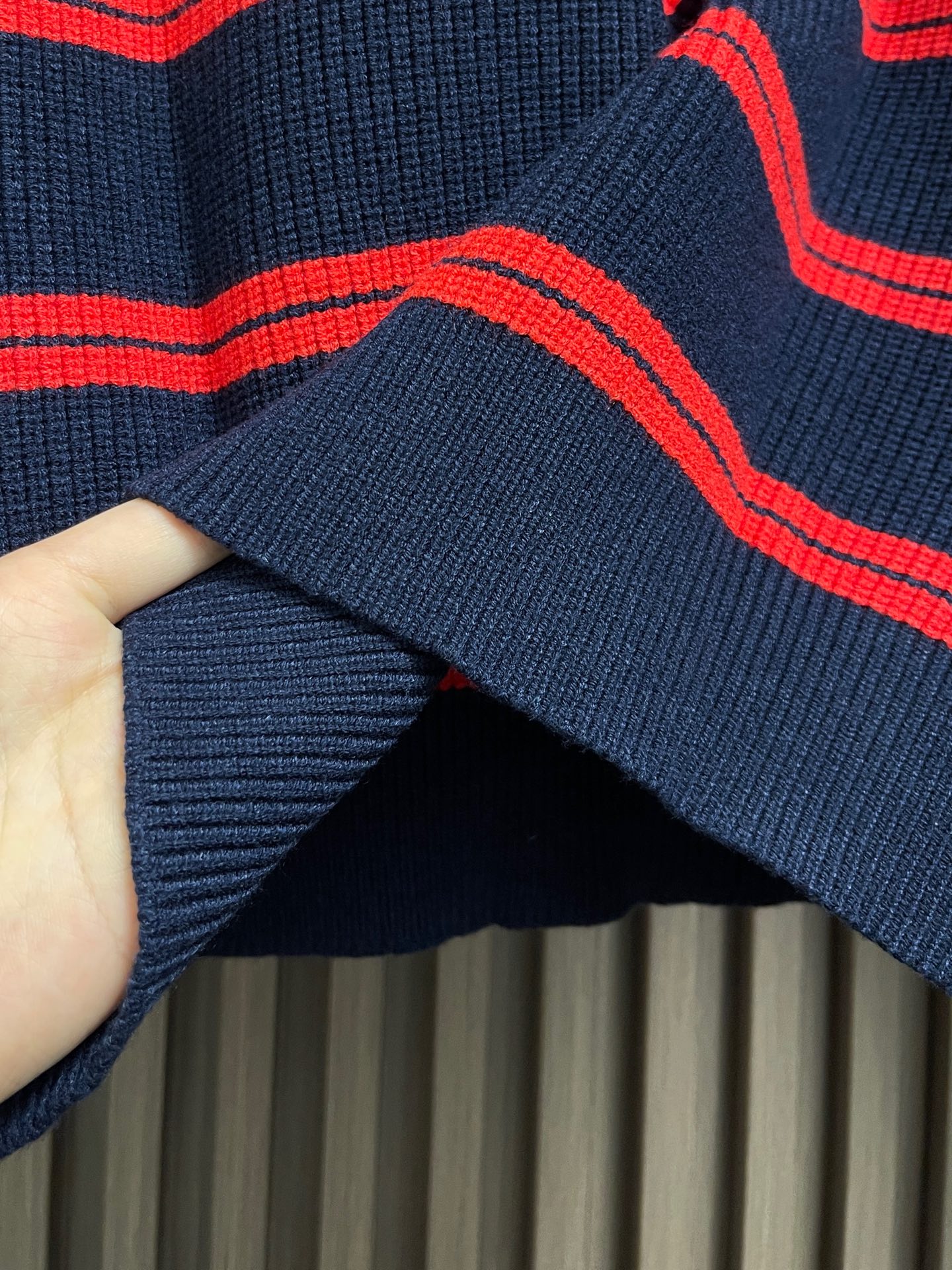 🛒🛒miumiu 2025SS秋冬新款条纹针织圆领毛衣，条纹搭配胸前logo图案非常抢眼，增加细节感。定