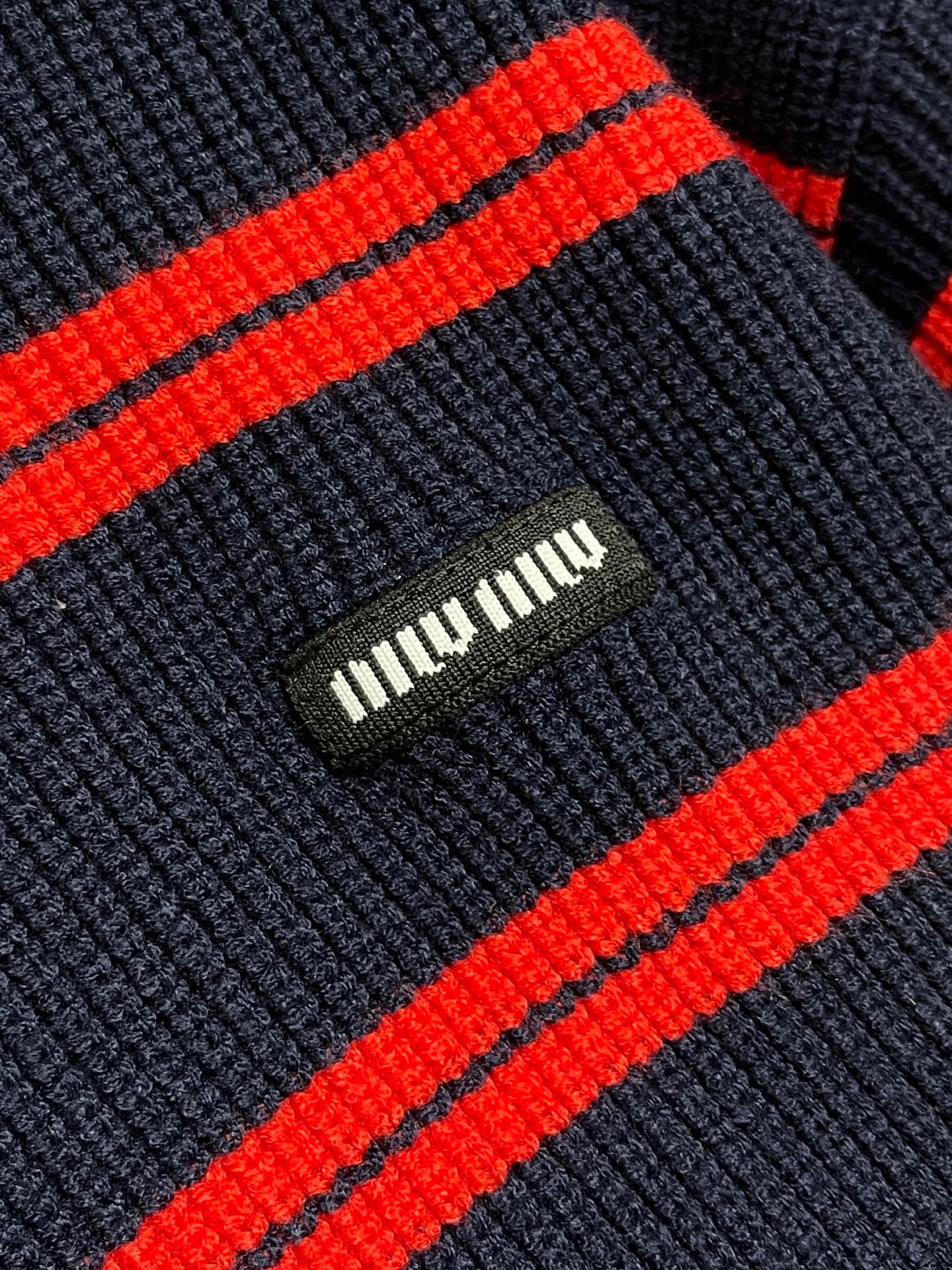 🛒🛒miumiu 2025SS秋冬新款条纹针织圆领毛衣，条纹搭配胸前logo图案非常抢眼，增加细节感。定