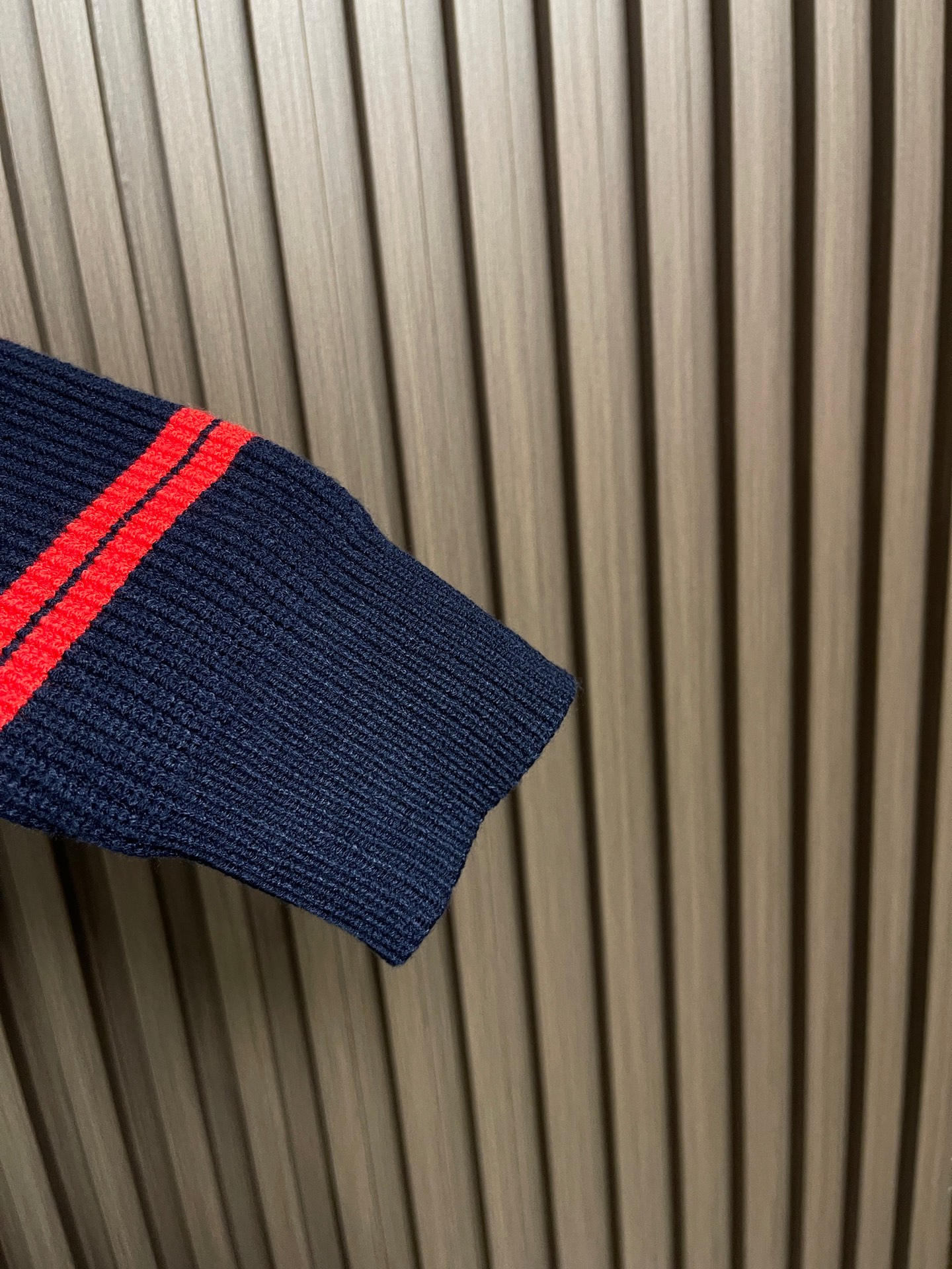 🛒🛒miumiu 2025SS秋冬新款条纹针织圆领毛衣，条纹搭配胸前logo图案非常抢眼，增加细节感。定