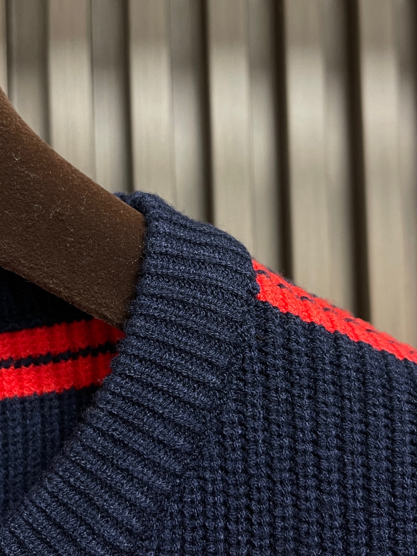 🛒🛒miumiu 2025SS秋冬新款条纹针织圆领毛衣，条纹搭配胸前logo图案非常抢眼，增加细节感。定