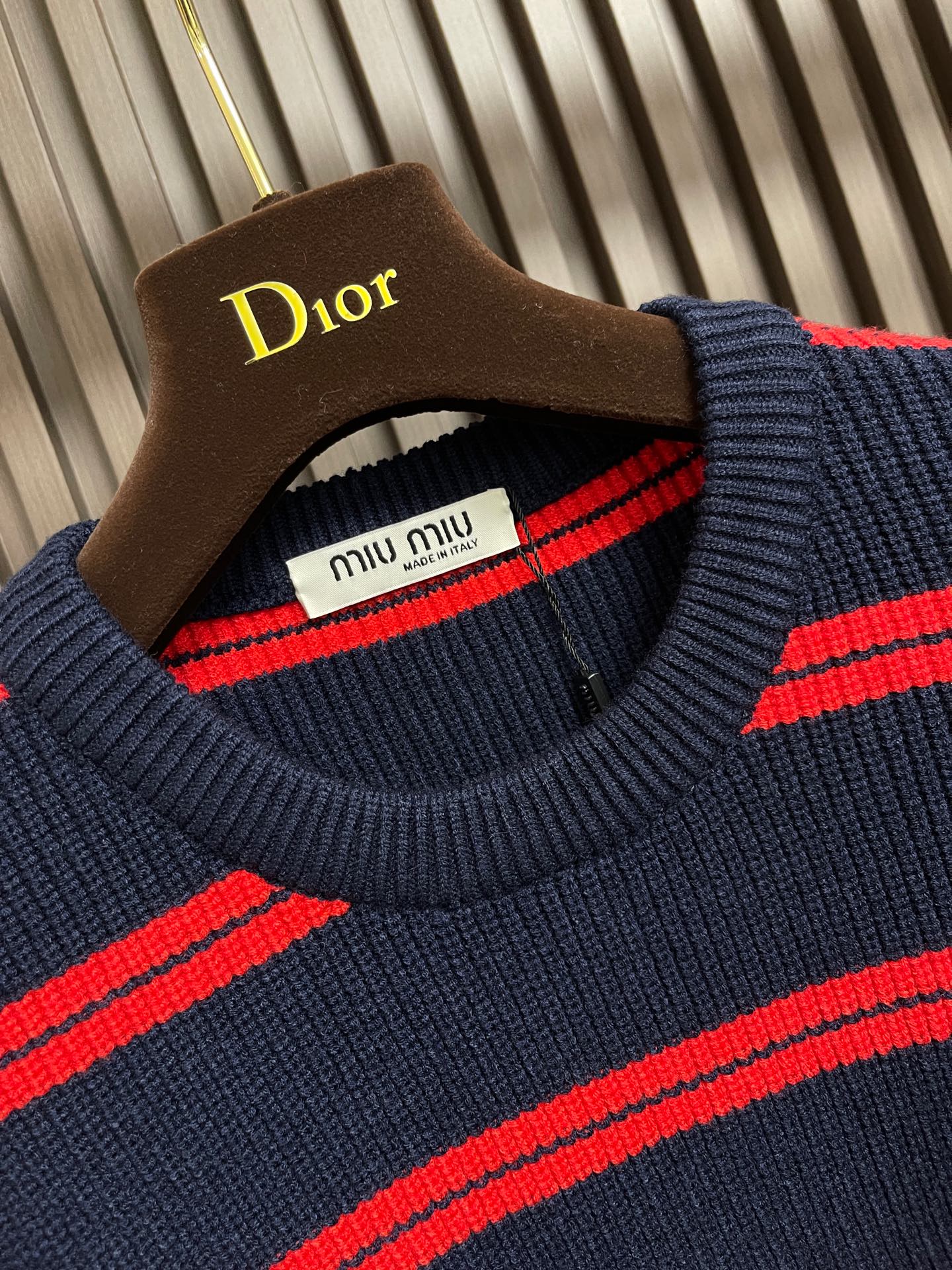 🛒🛒miumiu 2025SS秋冬新款条纹针织圆领毛衣，条纹搭配胸前logo图案非常抢眼，增加细节感。定