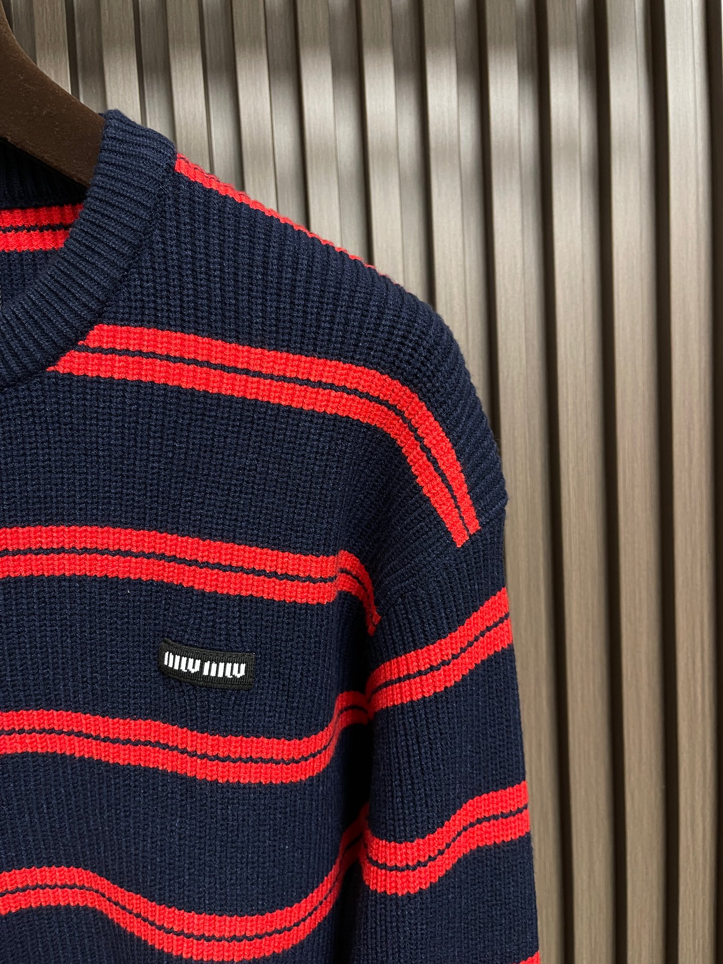 🛒🛒miumiu 2025SS秋冬新款条纹针织圆领毛衣，条纹搭配胸前logo图案非常抢眼，增加细节感。定