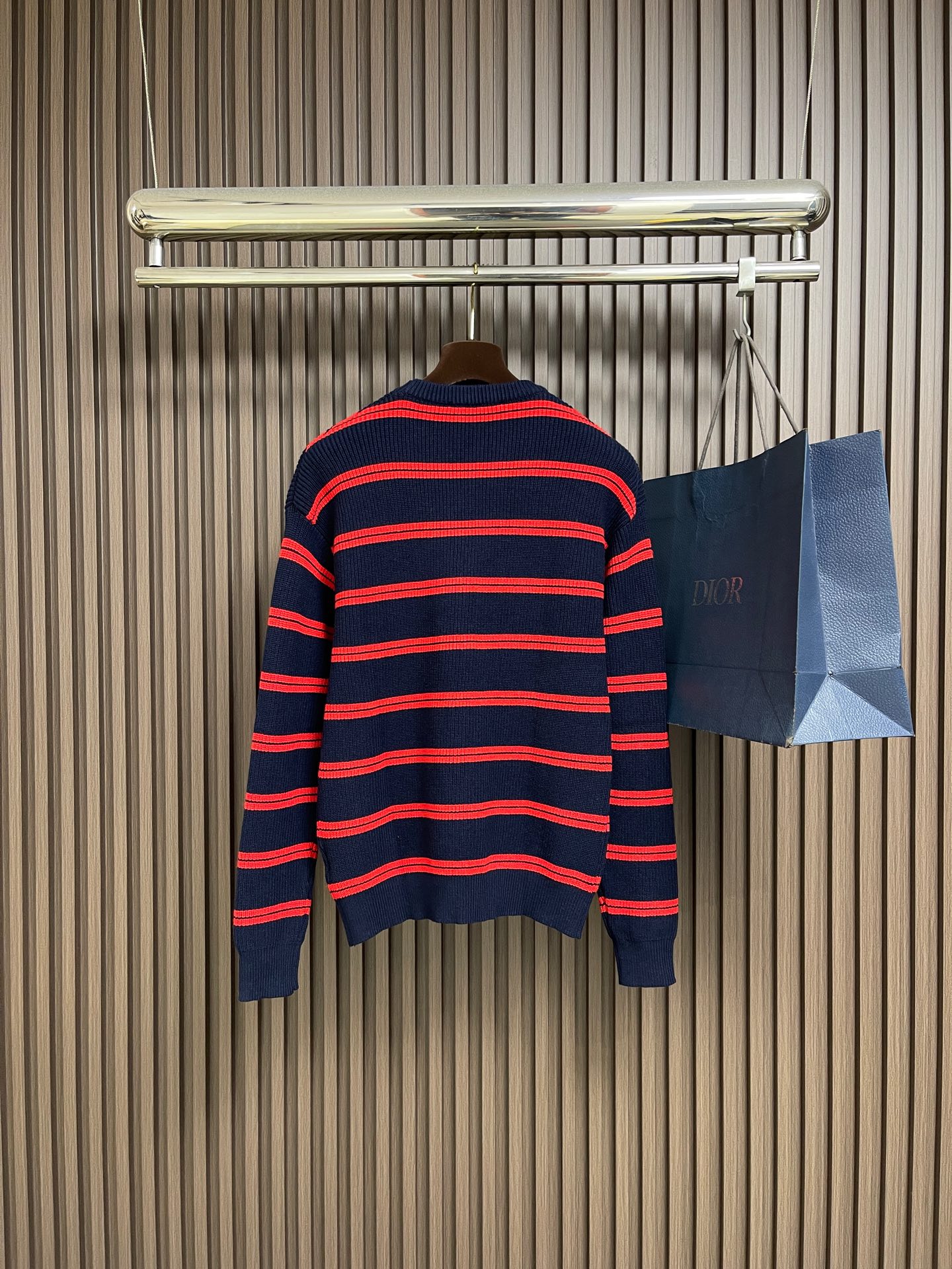 🛒🛒miumiu 2025SS秋冬新款条纹针织圆领毛衣，条纹搭配胸前logo图案非常抢眼，增加细节感。定