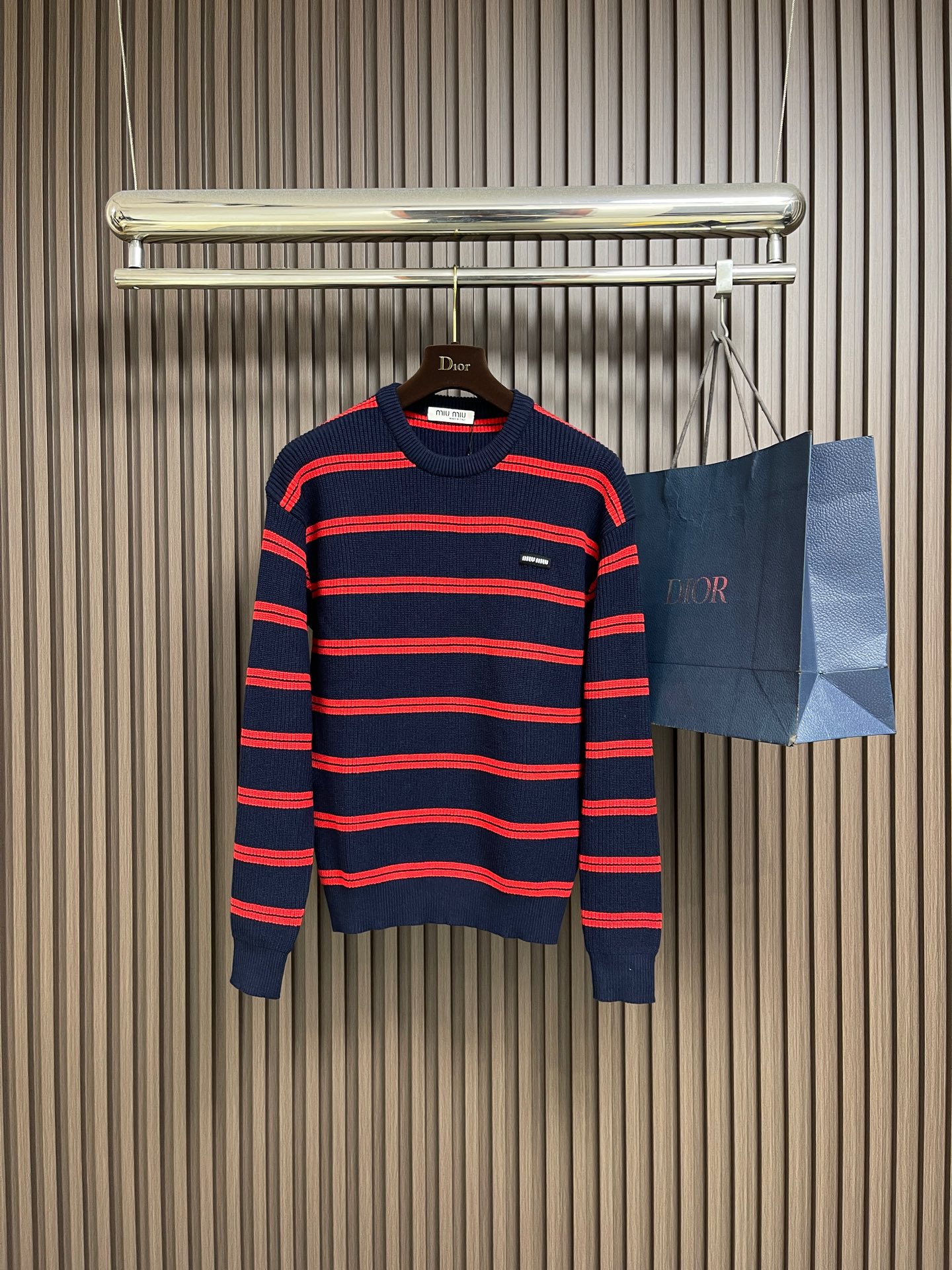 🛒🛒miumiu 2025SS秋冬新款条纹针织圆领毛衣，条纹搭配胸前logo图案非常抢眼，增加细节感。定