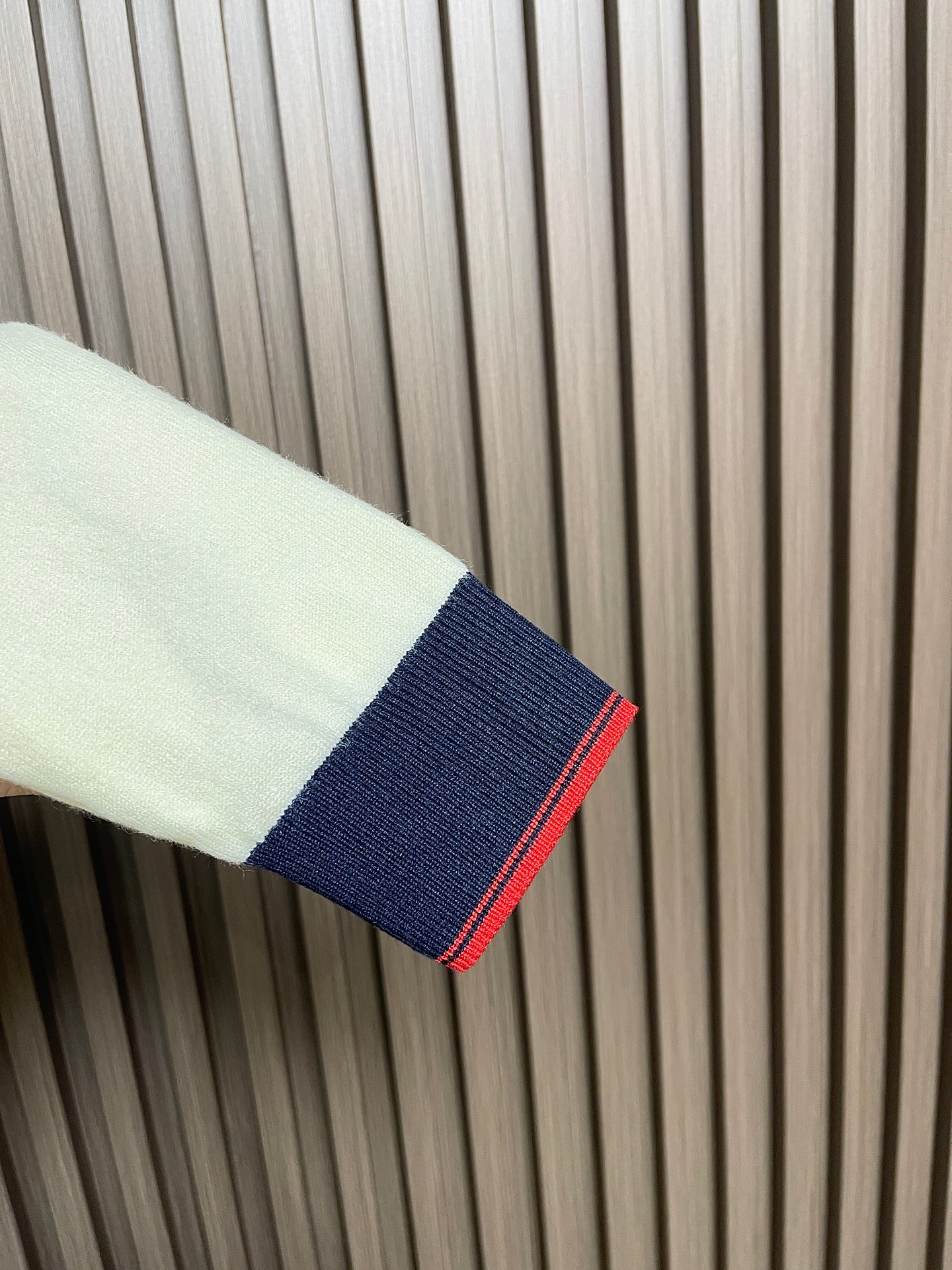 🛒🛒GUCCI 2025ss秋冬新款针织圆领毛衣，手感细腻柔软，可直接与肌肤接触，让暖心的纱线变化出细腻