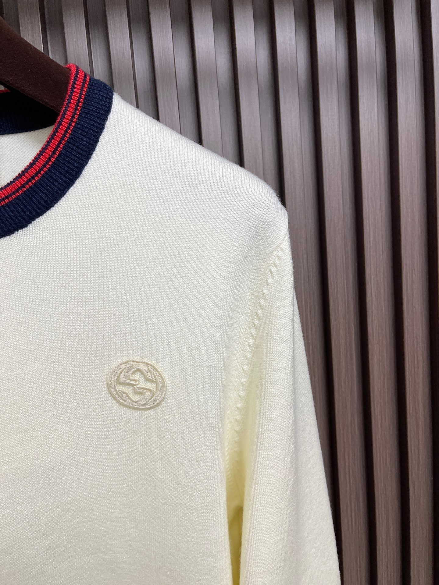 🛒🛒GUCCI 2025ss秋冬新款针织圆领毛衣，手感细腻柔软，可直接与肌肤接触，让暖心的纱线变化出细腻