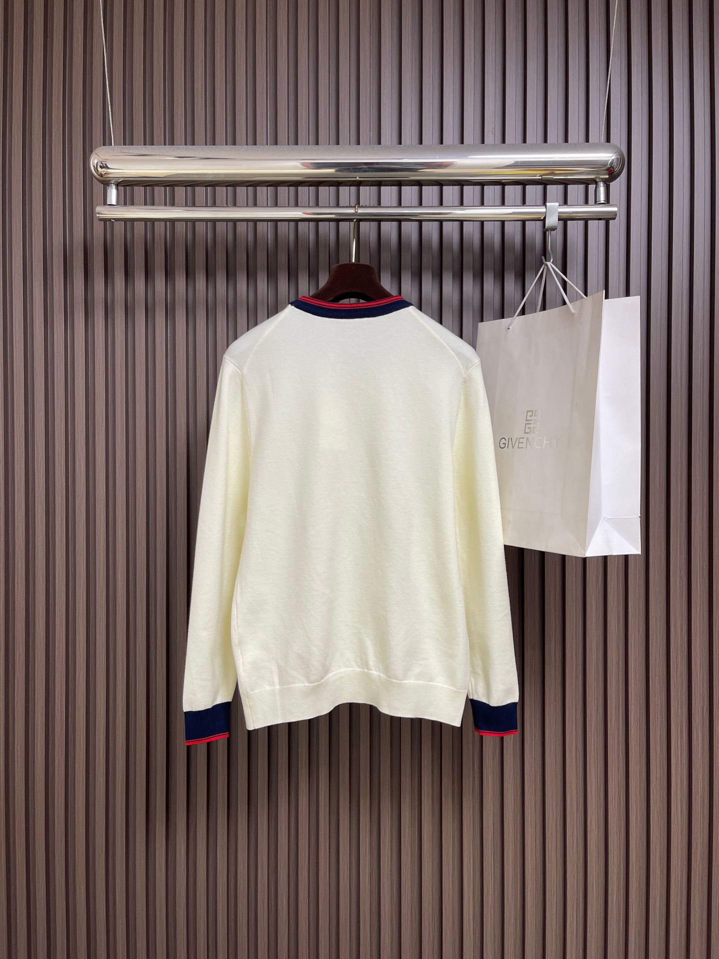 🛒🛒GUCCI 2025ss秋冬新款针织圆领毛衣，手感细腻柔软，可直接与肌肤接触，让暖心的纱线变化出细腻