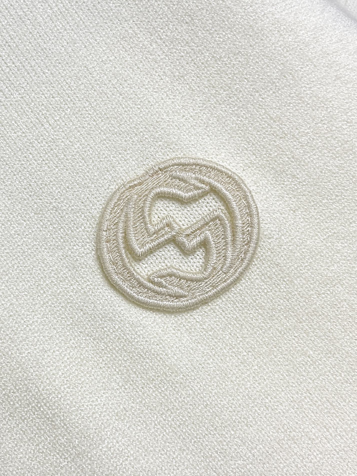 🛒🛒GUCCI 2025ss秋冬新款针织圆领毛衣，手感细腻柔软，可直接与肌肤接触，让暖心的纱线变化出细腻