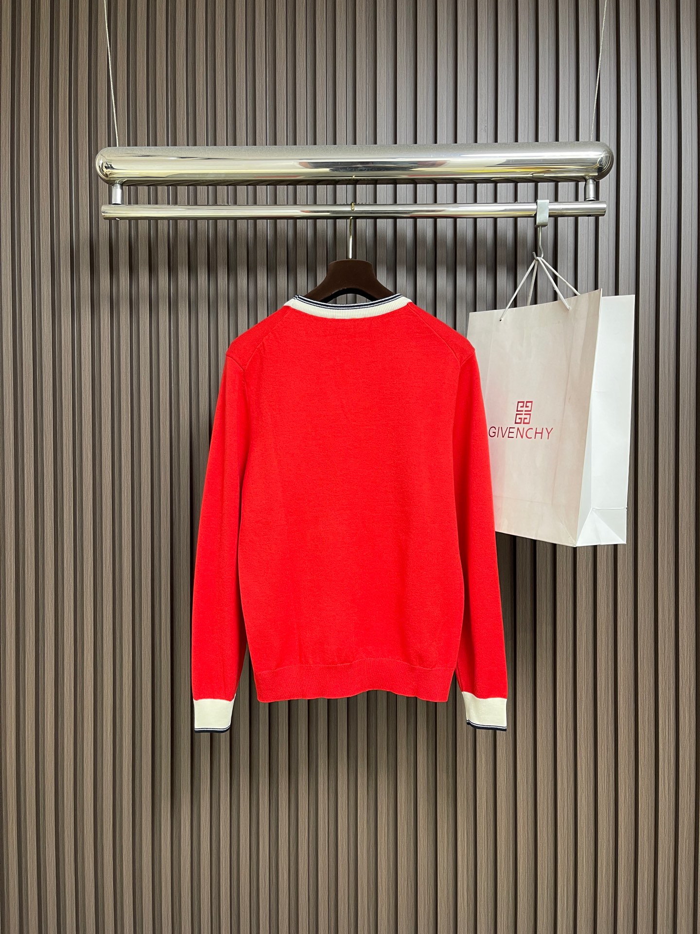 🛒🛒GUCCI 2025ss秋冬新款针织圆领毛衣，手感细腻柔软，可直接与肌肤接触，让暖心的纱线变化出细腻