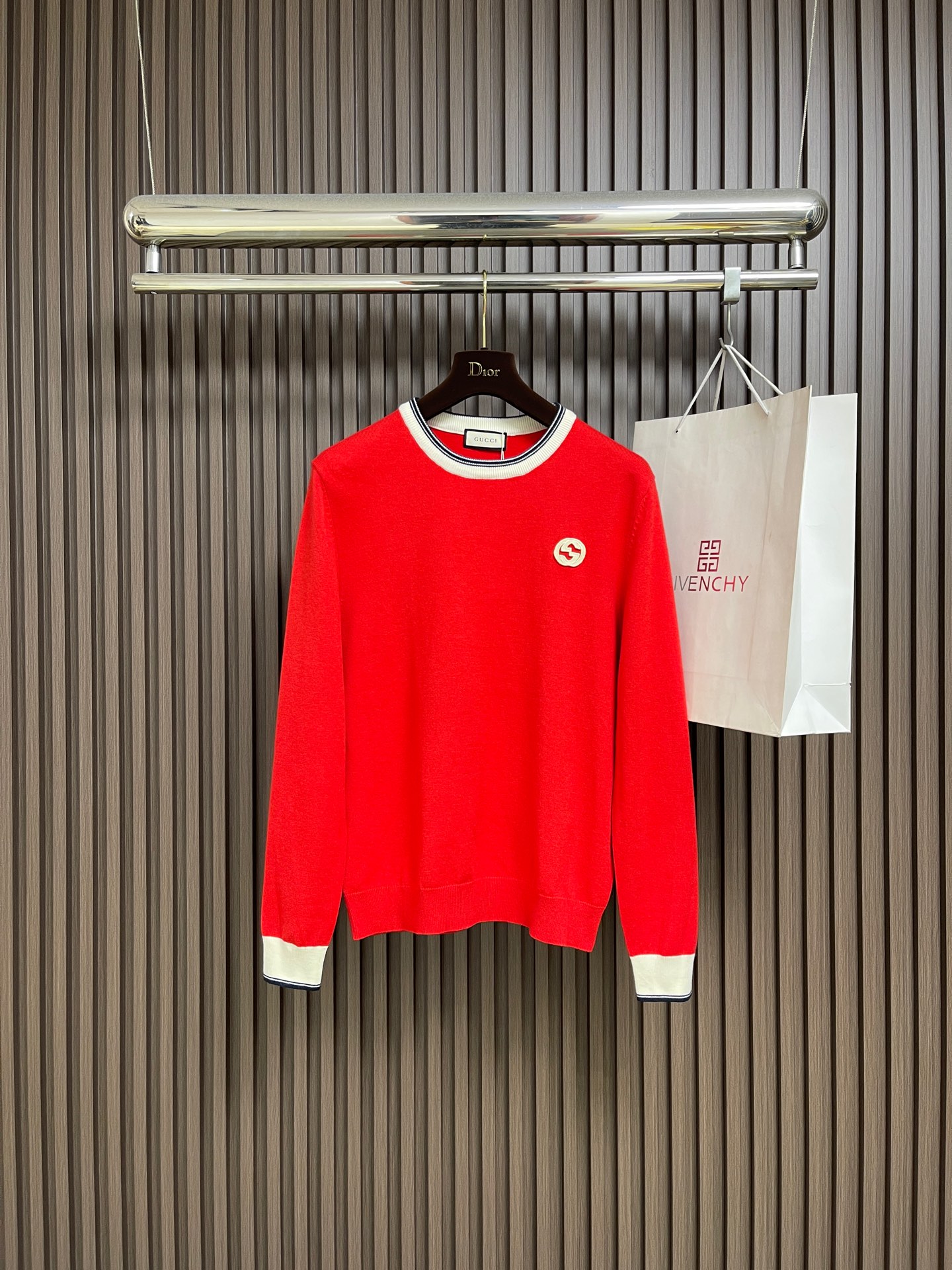 🛒🛒GUCCI 2025ss秋冬新款针织圆领毛衣，手感细腻柔软，可直接与肌肤接触，让暖心的纱线变化出细腻