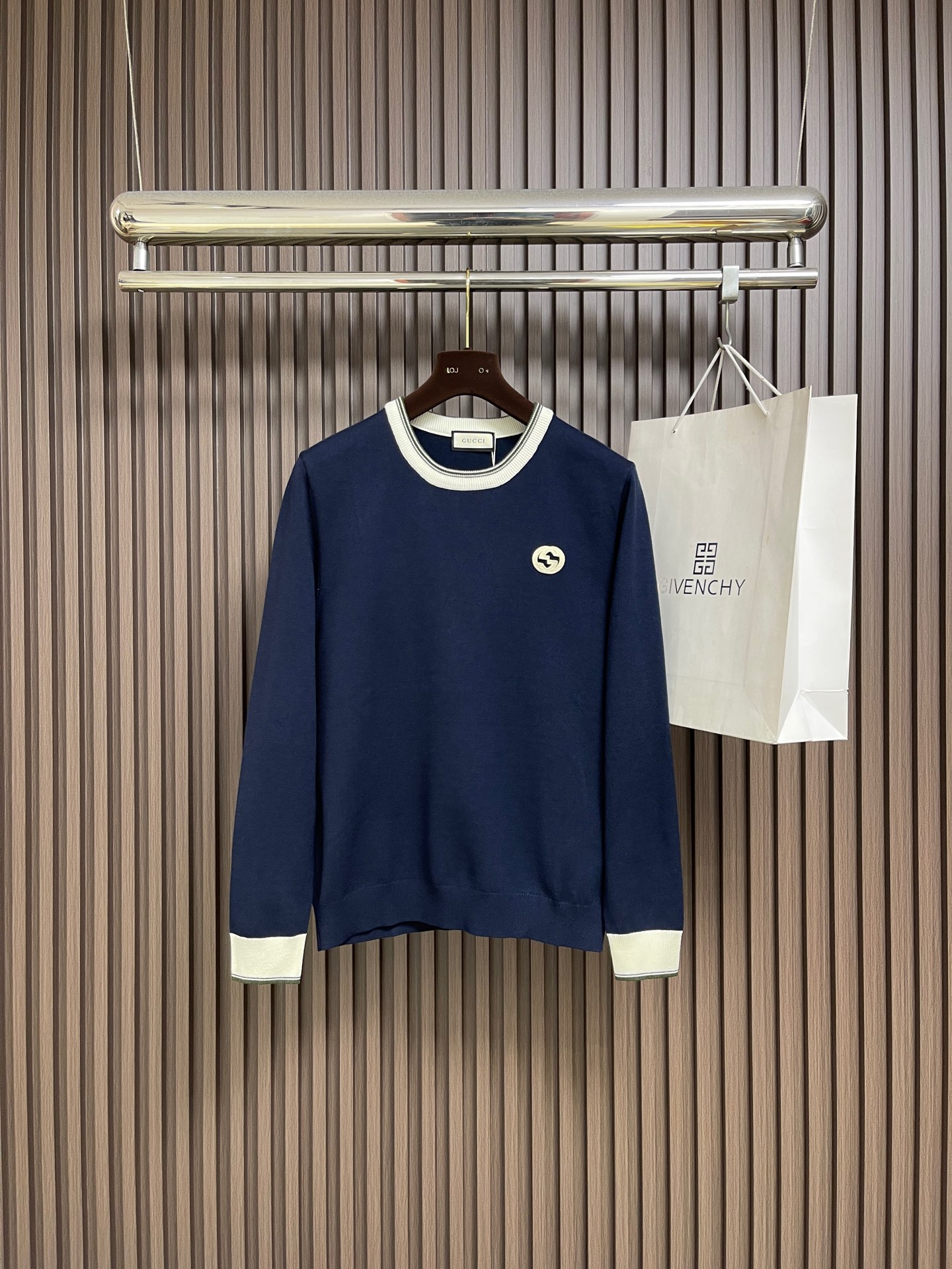 🛒🛒GUCCI 2025ss秋冬新款针织圆领毛衣，手感细腻柔软，可直接与肌肤接触，让暖心的纱线变化出细腻