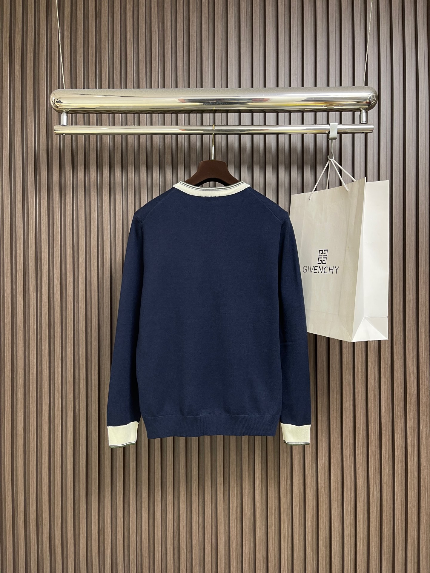 🛒🛒GUCCI 2025ss秋冬新款针织圆领毛衣，手感细腻柔软，可直接与肌肤接触，让暖心的纱线变化出细腻