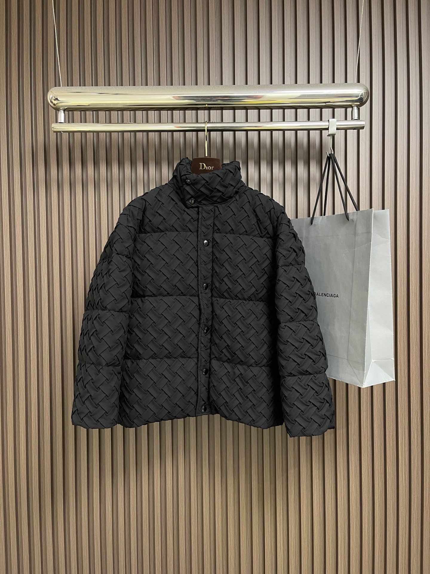 NO:683151,BV woven down jacket, light luxury, fashionable and casual style, light, warm and soft!  The low-key series is fashionable and versatile. The light and elegant down jacket has functional diagonal pockets on both sides. It is very textured and easily demonstrates the brand recognition and super specifications and performance. The upper body is absolutely eye-catching!  The material of the body is also super punchable!  The inner down content is made of 90% white duck down, 10% feathers, the whole body is quilted with horizontal lines and full of down, making it very fluffy. The down content is extremely high, the shape is perfect, fashionable and not bloated, interpreting the simple aesthetic style of the series, the upper body is light and warm, and has perfect cold protection effect!  Size S-M-L S ​​size Bust 124 Shoulder width 59 Length 71 Medium Bust 130 Shoulder width 60.2 Length 72.2 L size Bust 116 Shoulder width 61.5 Length 73.5,,bottega veneta,jackets & coats,down jacket,19860909BV 编织羽绒服外套,轻奢时尚休闲风格,轻盈保暖柔软！低调系列时尚百搭,轻盈飘逸羽绒服两侧功能性斜插的口袋,很有质感轻松的彰显品牌辨识度跟超强规格性能,上身绝对超级惹眼！体的材质也是超级能打！内里绒子含量90％白鸭绒打造,10％羽毛,满身横线绗缝充绒饱满,蓬松感十 充绒量极高,版型完美,时尚不臃肿,演绎系列的简约美学风格,上身效果轻盈保暖,御寒效果满分！尺码S-M-L S码 胸围124 肩宽59 衣长71 M码胸围130 肩宽60.2 衣长72.2 L码 胸围116肩宽61.5衣长73.5,,bottega veneta,jackets & coats,down jacket,,Men's clothing