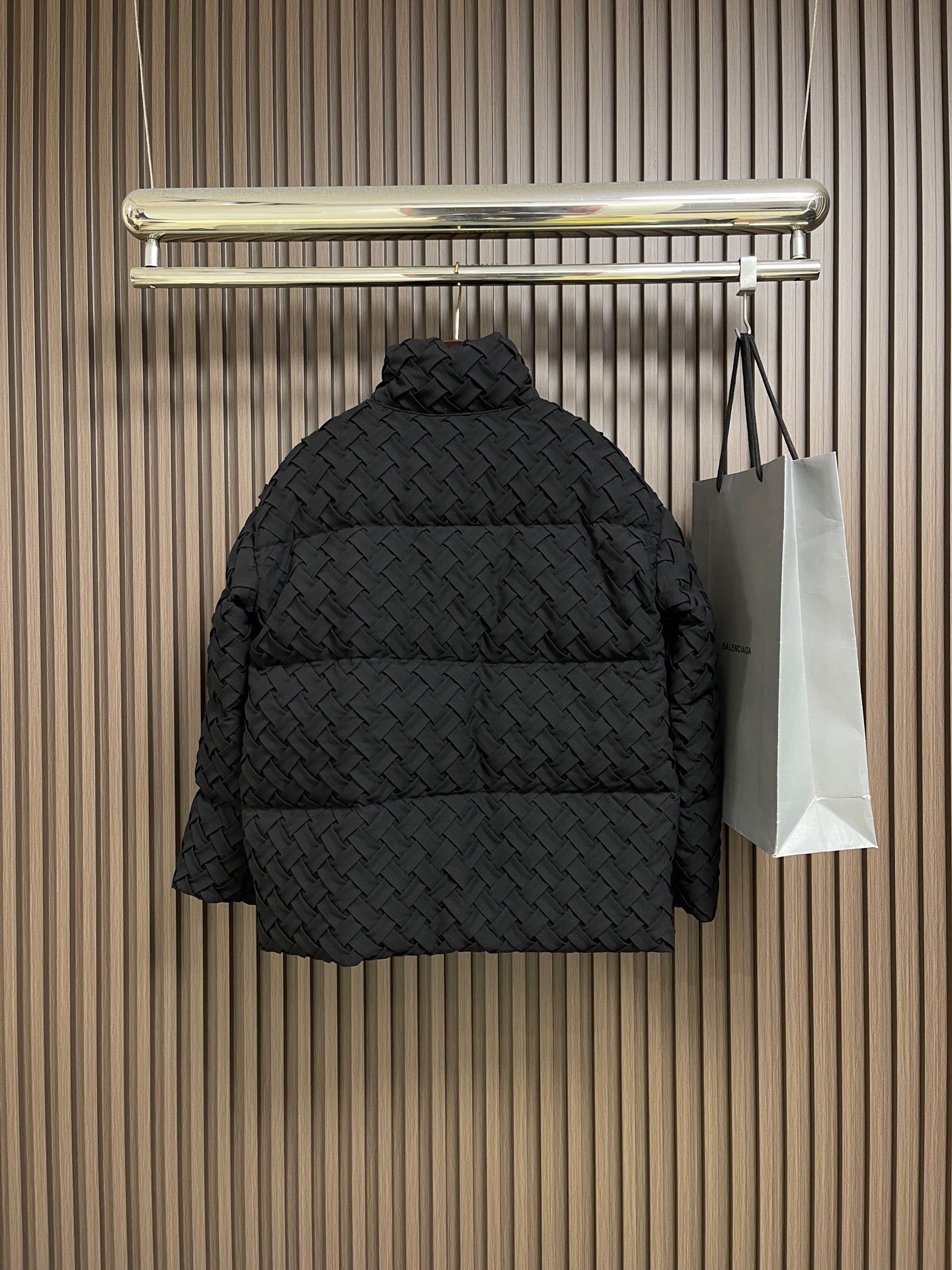 🛒🛒BV 编织羽绒服外套，轻奢时尚休闲风格，轻盈保暖柔软！低调系列时尚百搭，轻盈飘逸羽绒服两侧功能性斜插