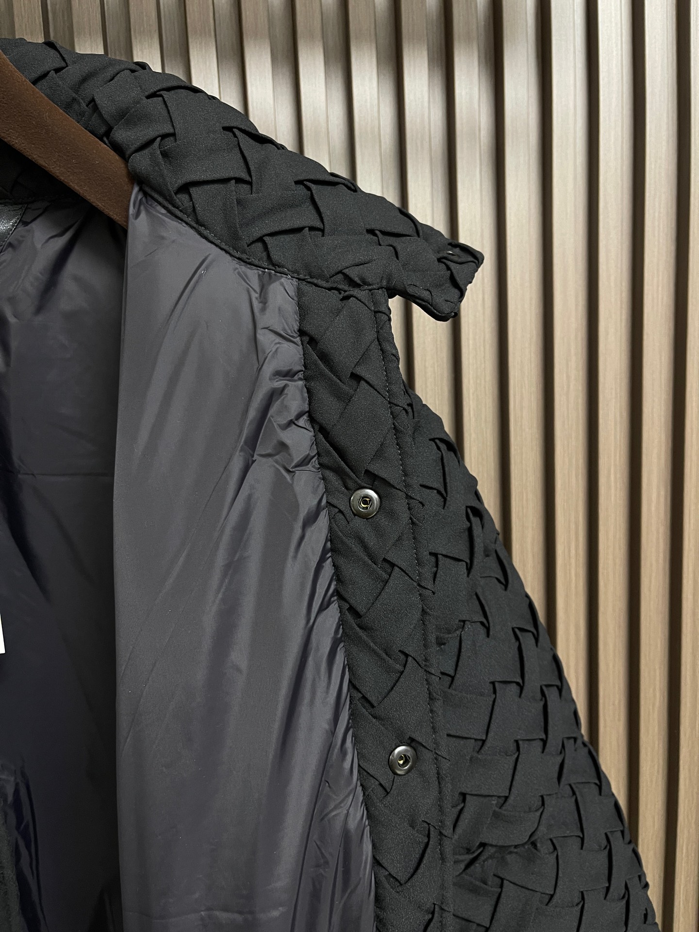 🛒🛒BV 编织羽绒服外套，轻奢时尚休闲风格，轻盈保暖柔软！低调系列时尚百搭，轻盈飘逸羽绒服两侧功能性斜插