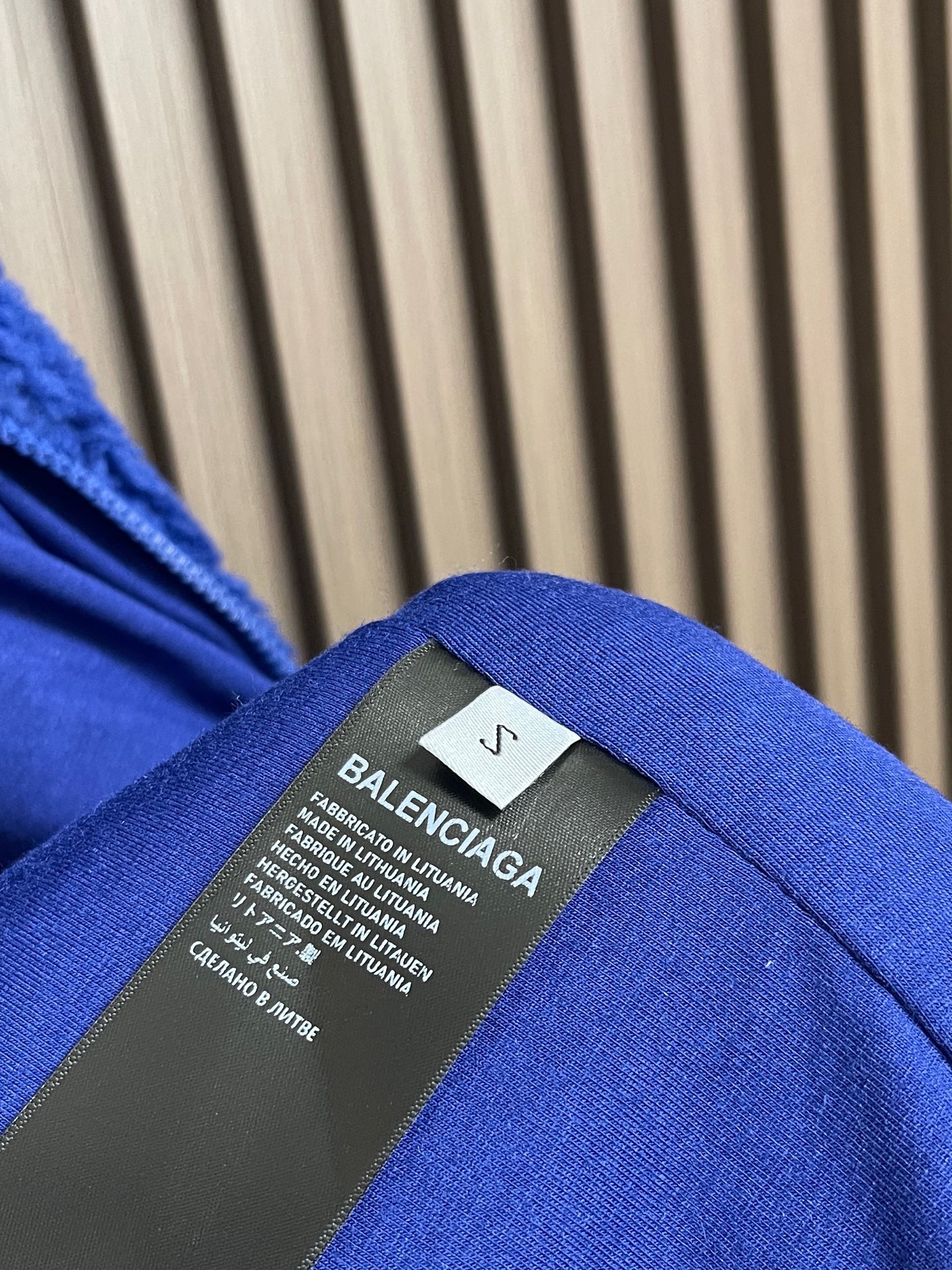 🛒🛒BALENCIAGA 巴黎世家刺绣毛绒立领拉链夹克，采用进口高密羊羔毛面料，绒感蓬松丰盈且不易掉毛，