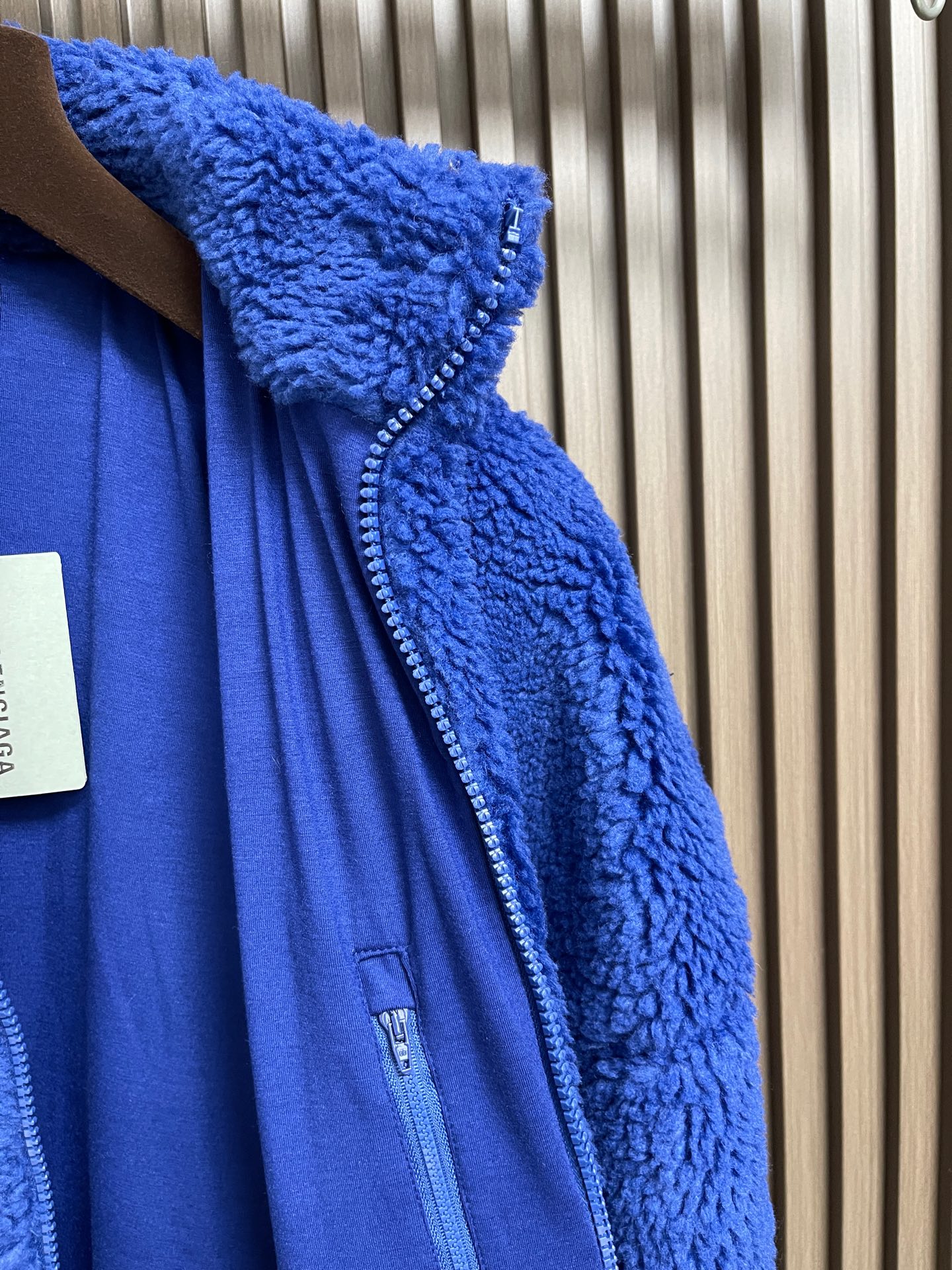 🛒🛒BALENCIAGA 巴黎世家刺绣毛绒立领拉链夹克，采用进口高密羊羔毛面料，绒感蓬松丰盈且不易掉毛，