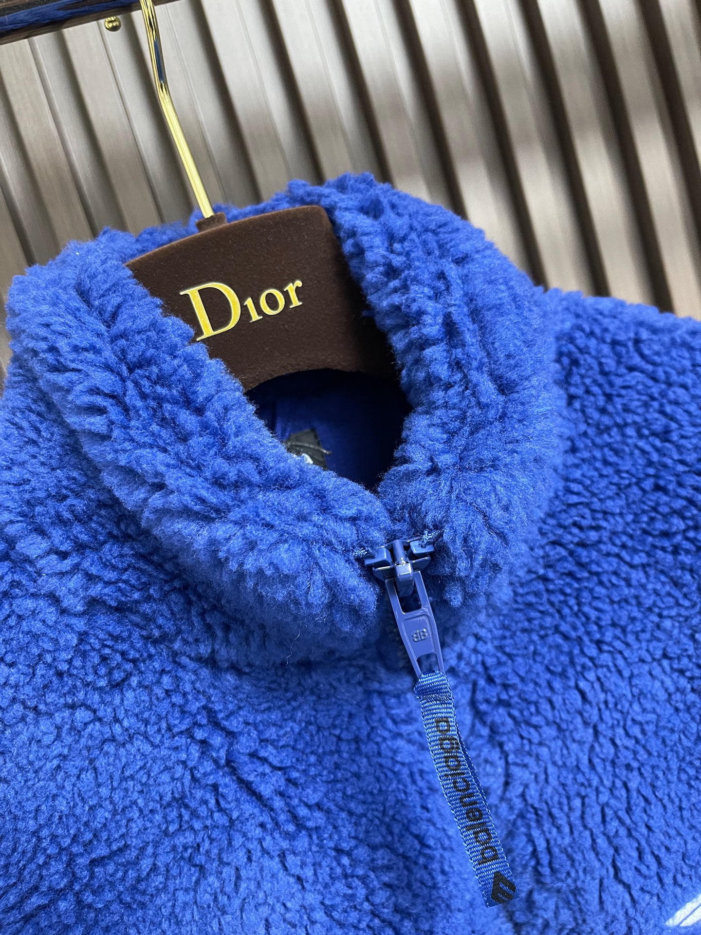 🛒🛒BALENCIAGA 巴黎世家刺绣毛绒立领拉链夹克，采用进口高密羊羔毛面料，绒感蓬松丰盈且不易掉毛，