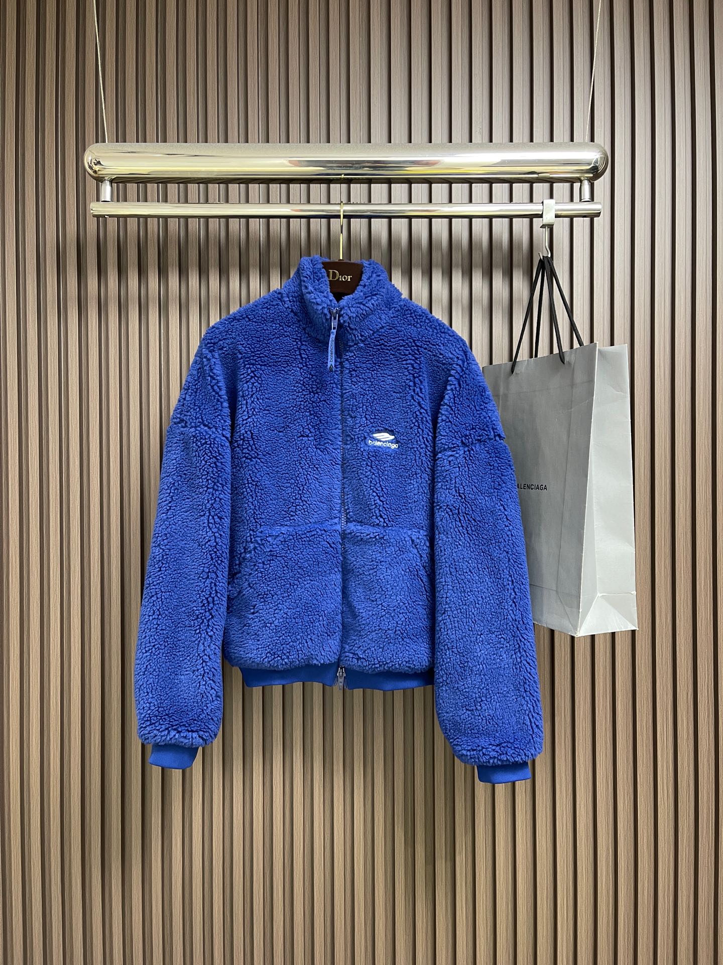 NO:683099,BALENCIAGA  The Balenciaga embroidered plush stand-up collar zipper jacket is made of imported high-density lambswool fabric. It has a fluffy and rich velvet feel that is not easy to shed. It is soft and skin-friendly, has excellent warmth retention and fluffy texture, and takes into account both wearing comfort and visual layering. The collar adopts a stand-up collar design, with a full-width metal zipper opening and closing. The lines are neat and crisp, which can prevent wind and warmth while creating a simple and elegant neck profile;  The brand's simple embroidery logo is decorated on the left chest of the body. The embroidery thread is fine and firm, highlighting the brand recognition in a low-key manner, breaking the monotony of the solid color body. The hem and cuffs are designed with ribbed edges, which are moderately elastic and fit the body shape, effectively locking in temperature while enhancing the casual sports style. Sizes S-XL,,balenciaga,balenciaga,jackets  & coats,19860909BALENCIAGA 巴黎世家刺绣毛绒立领拉链夹克,采用进口高密羊羔毛面料,绒感蓬松丰盈且不易掉毛,触感柔软亲肤,具备出色的保暖性与蓬松质感,兼顾穿着舒适度与视觉层次感；领口采用立领设计,搭配全幅金属拉链开合,线条利落挺括,既能防风保暖又打造出简约大气的颈部轮廓；衣身左胸位置饰有品牌简约刺绣标识,绣线细密牢固,低调中彰显品牌辨识度,打破纯色衣身的单调感；下摆与袖口采用罗纹收边设计,弹性适中且贴合身形,有效锁温的同时强化休闲运动风格.尺码S-XL,,balenciaga,balenciaga,jackets & coats,,Men's clothing